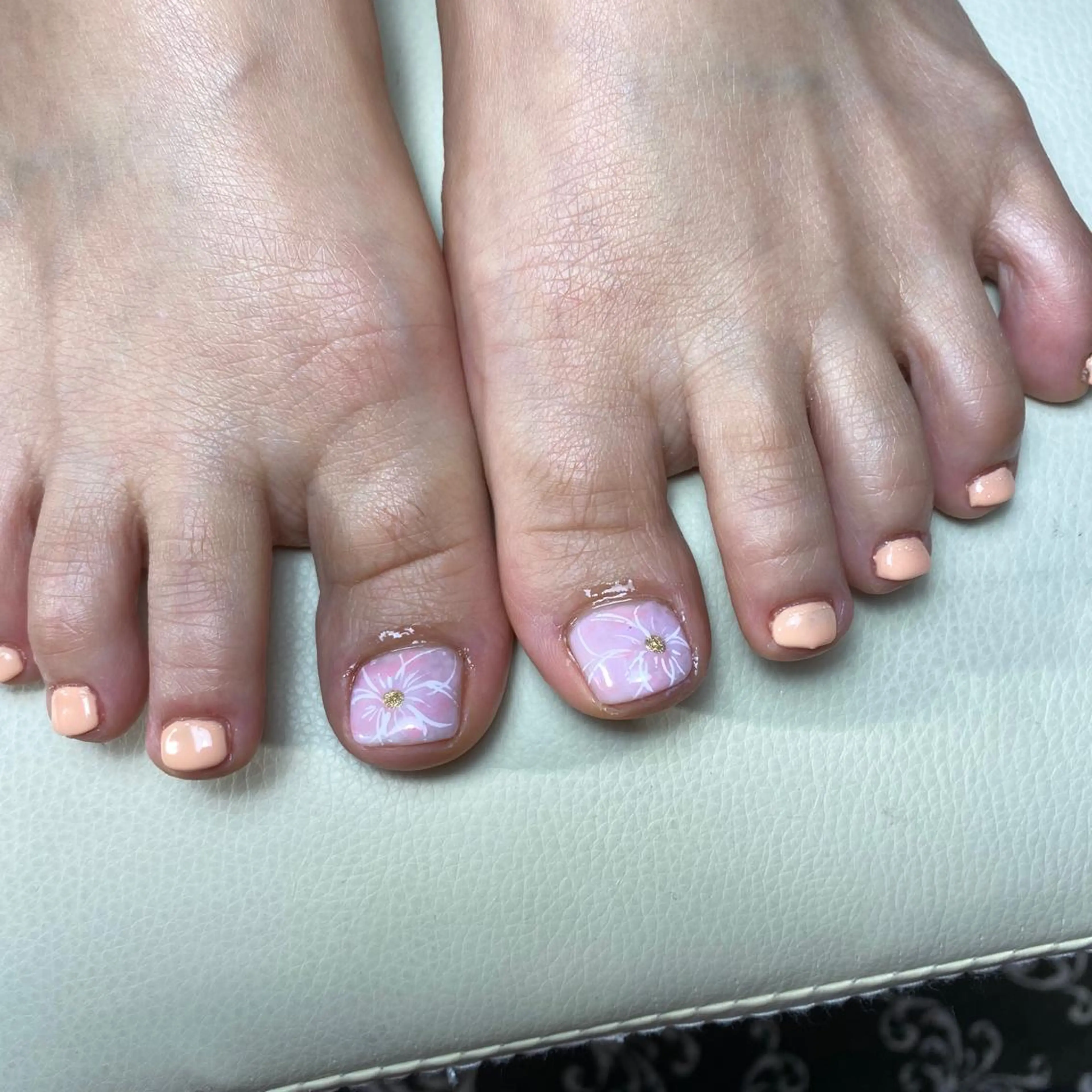 ネイル フラワーネイル フットネイル 春ネイル フットネイル COCO+所属・COCO +のエステ・リラクイメージ