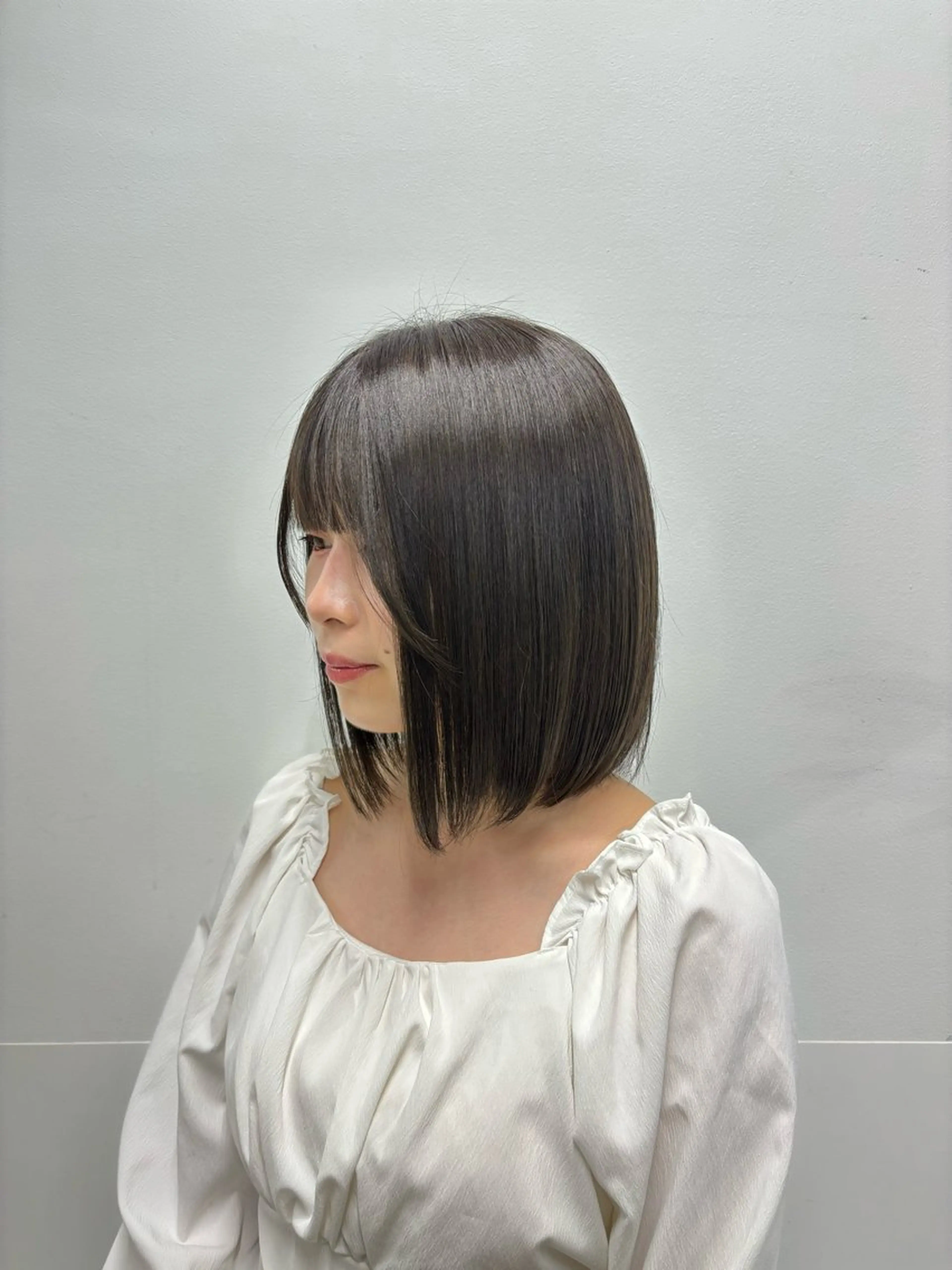 ショート カラー グレージュ 艶髪ストレート🫶 AYANAのヘアスタイル