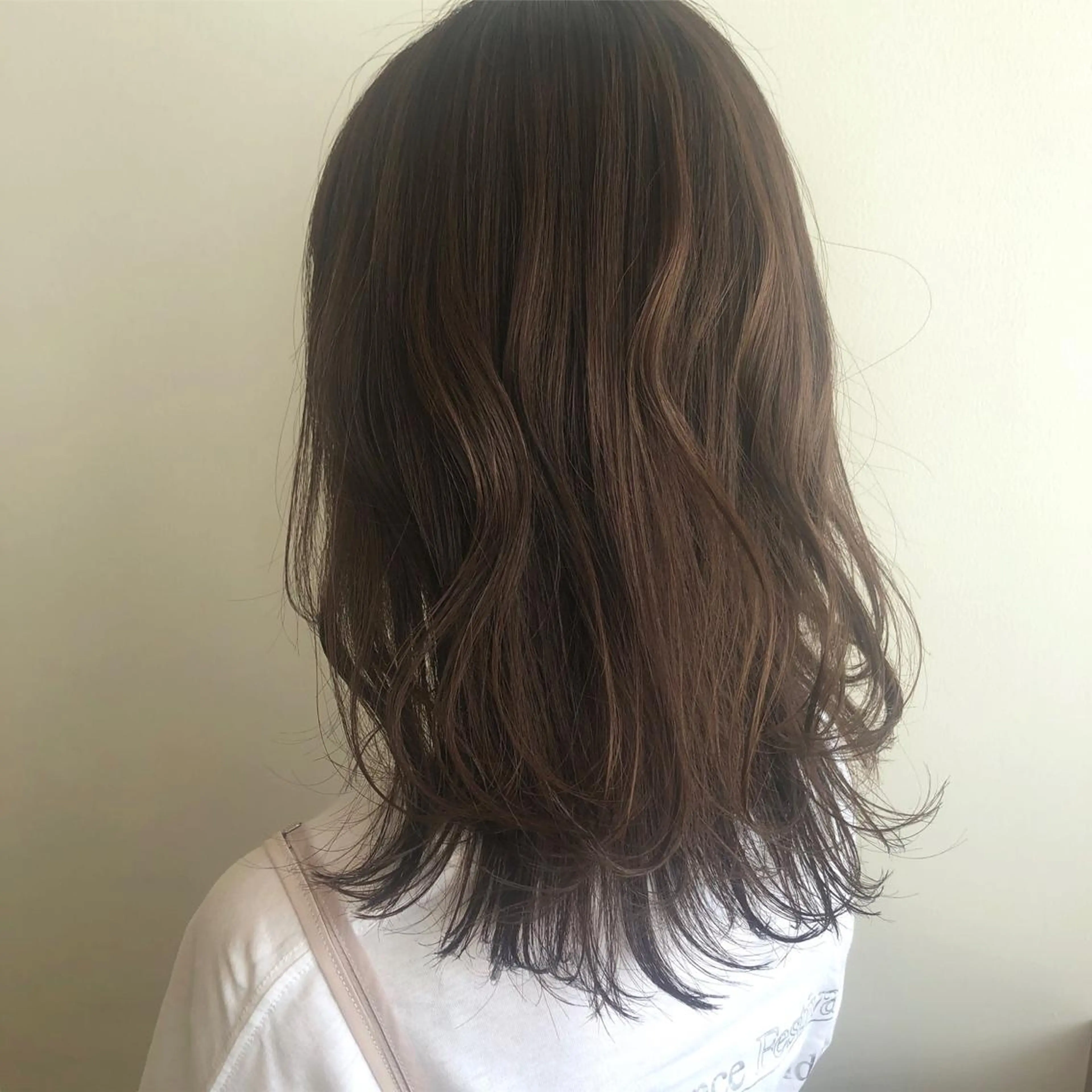 ミディアム カラー MIOベージュカラー 柔らかいカラーのヘアスタイル