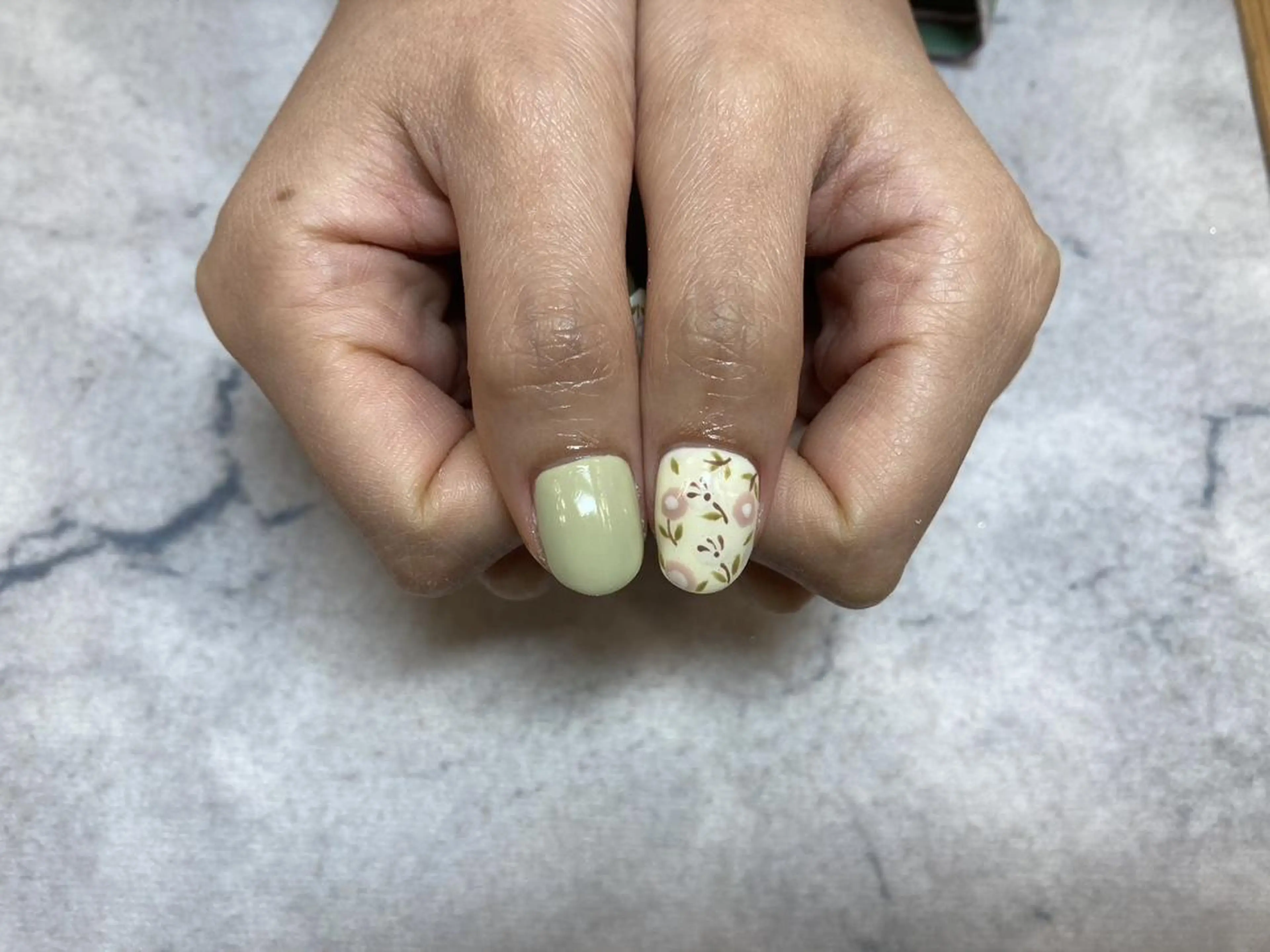 ネイル ネイルリボン 受付スタッフのネイルデザイン