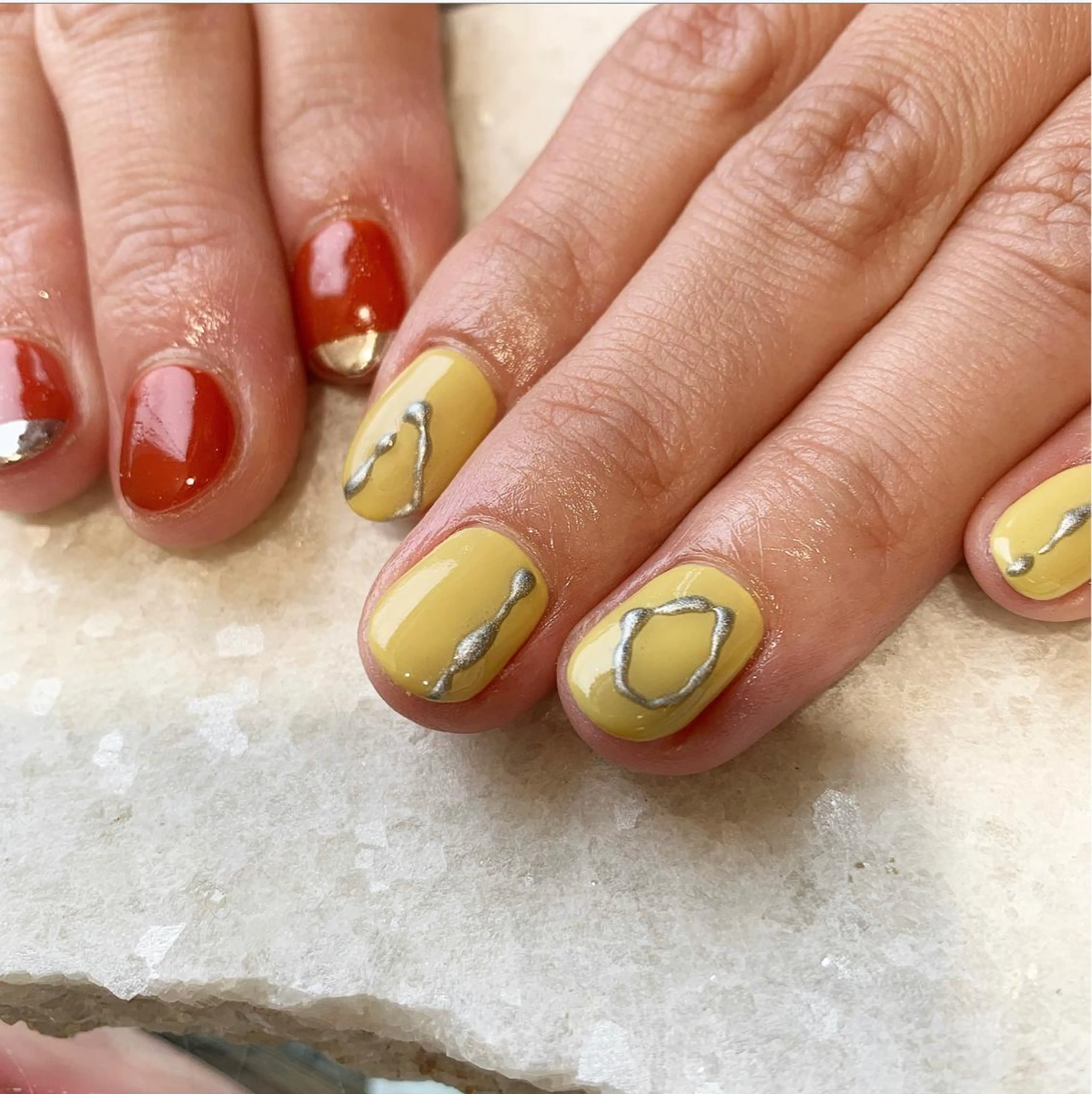 ネイル シルバー 黄色 ハンドネイル 佐藤 穂乃香のネイルデザイン