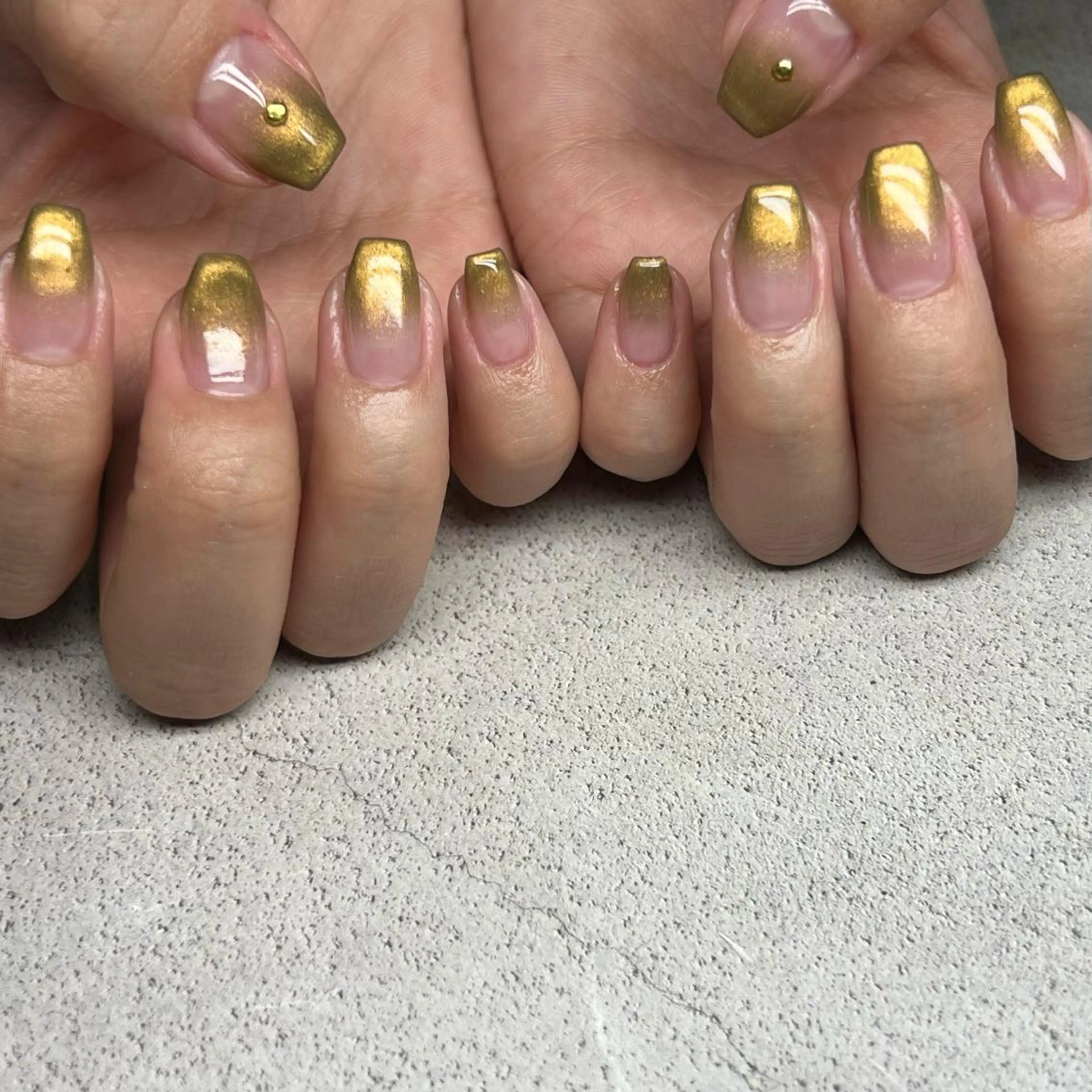 ネイル ゴールド グラデーション 黄色 ハンドネイル 𝐫𝐚𝐢 𝐧𝐚𝐢𝐥の眉毛・アイブロウイメージ