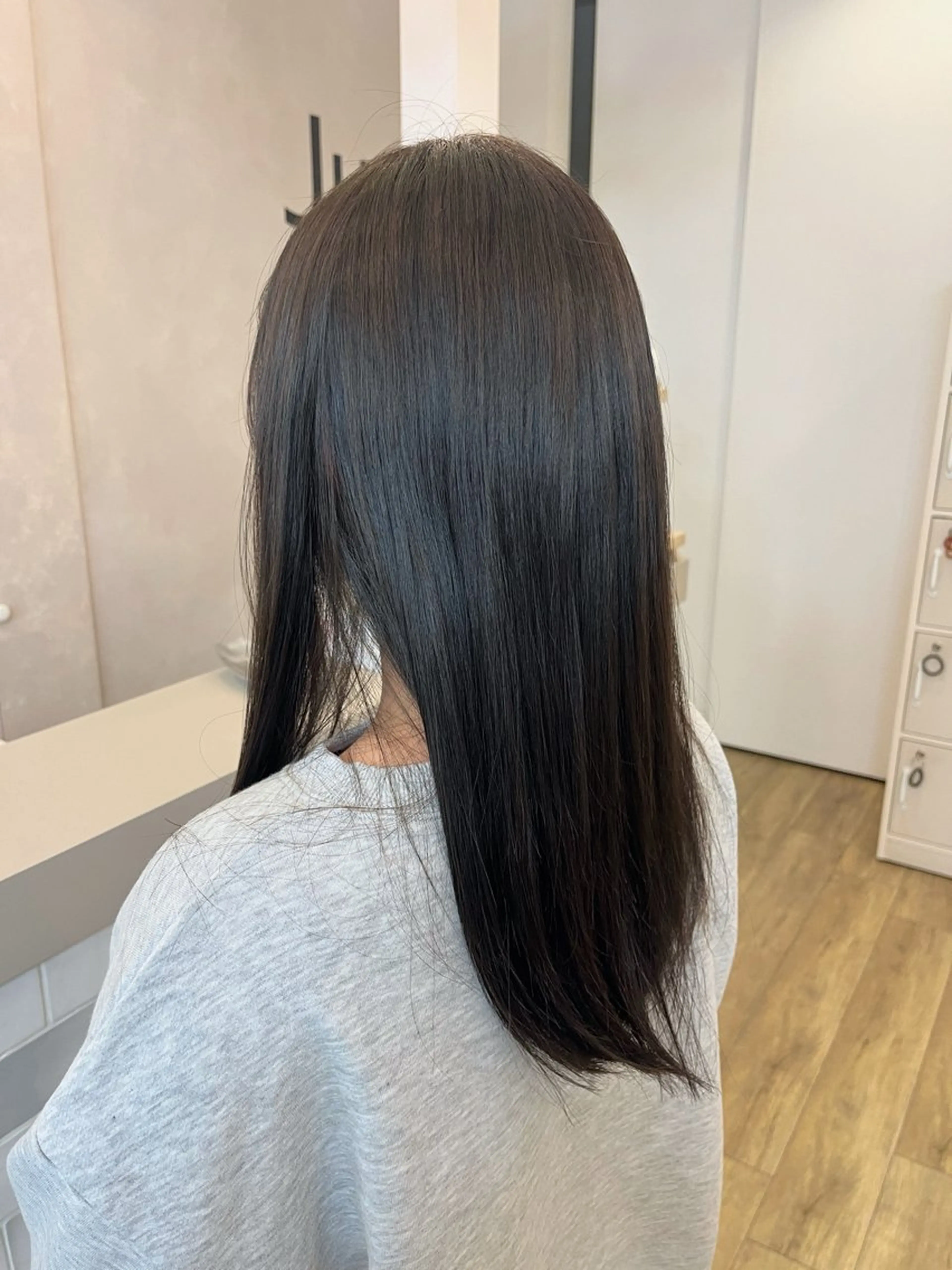 ロング カラー グレージュ シアーグレージュ 高村 りなのヘアスタイル