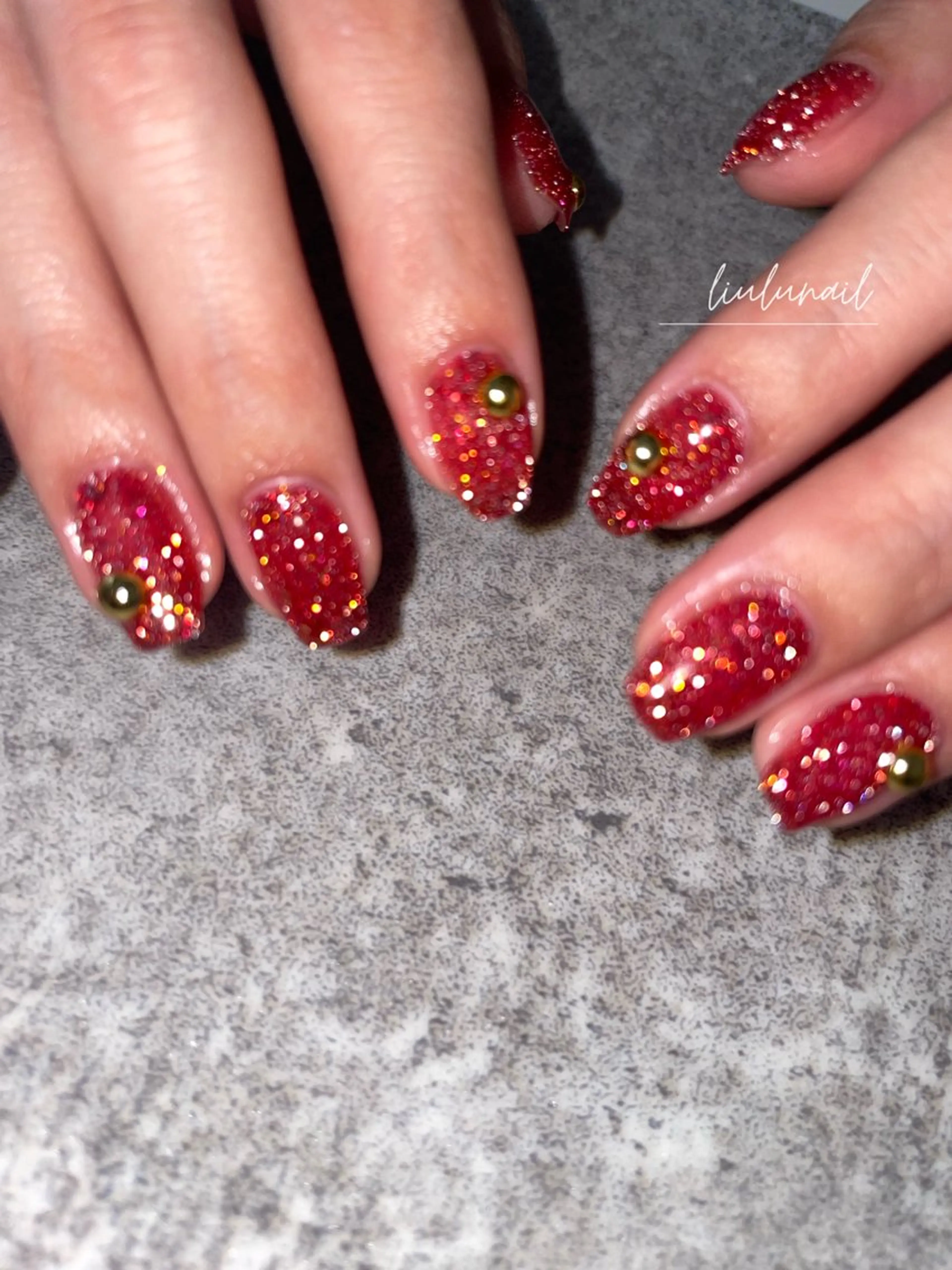 ネイル フラッシュネイル ゴールド 赤色 冬ネイル クリスマス ハンドネイル liulu nailのネイルデザイン