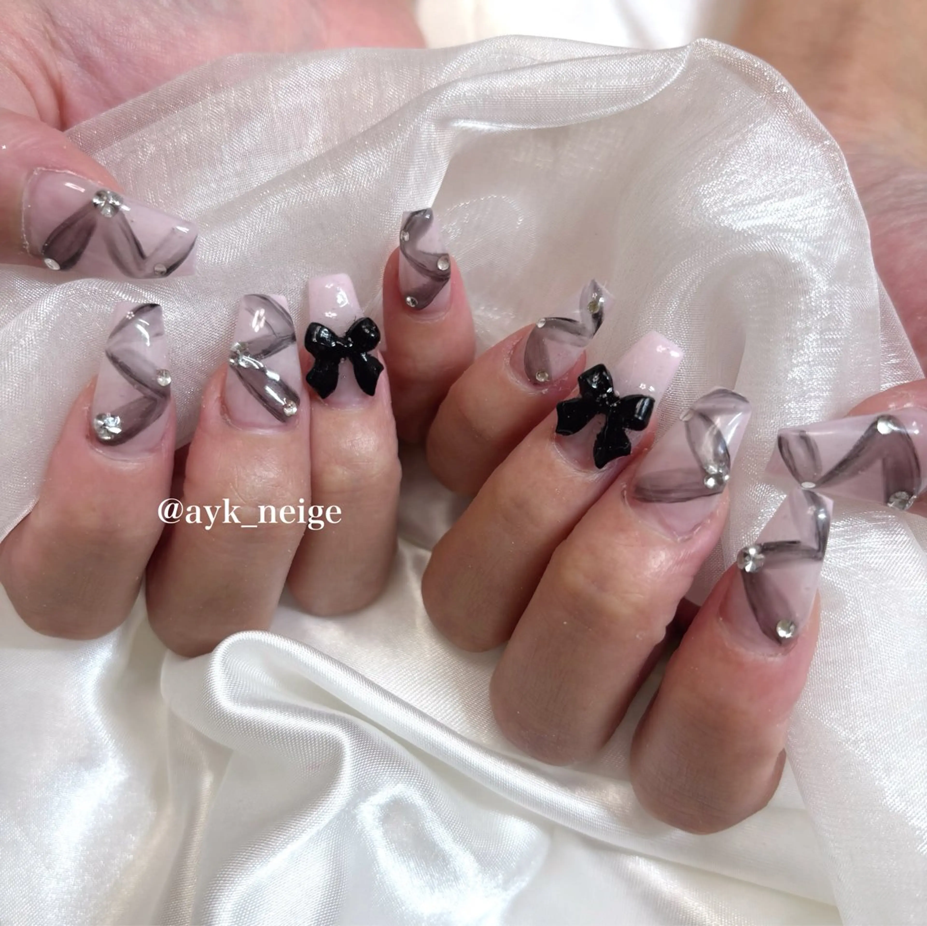 ネイル フットネイル キラキラネイル 韓国ネイル リボン シンプルネイル n'eige nail所属・大谷 綾香のネイルデザイン