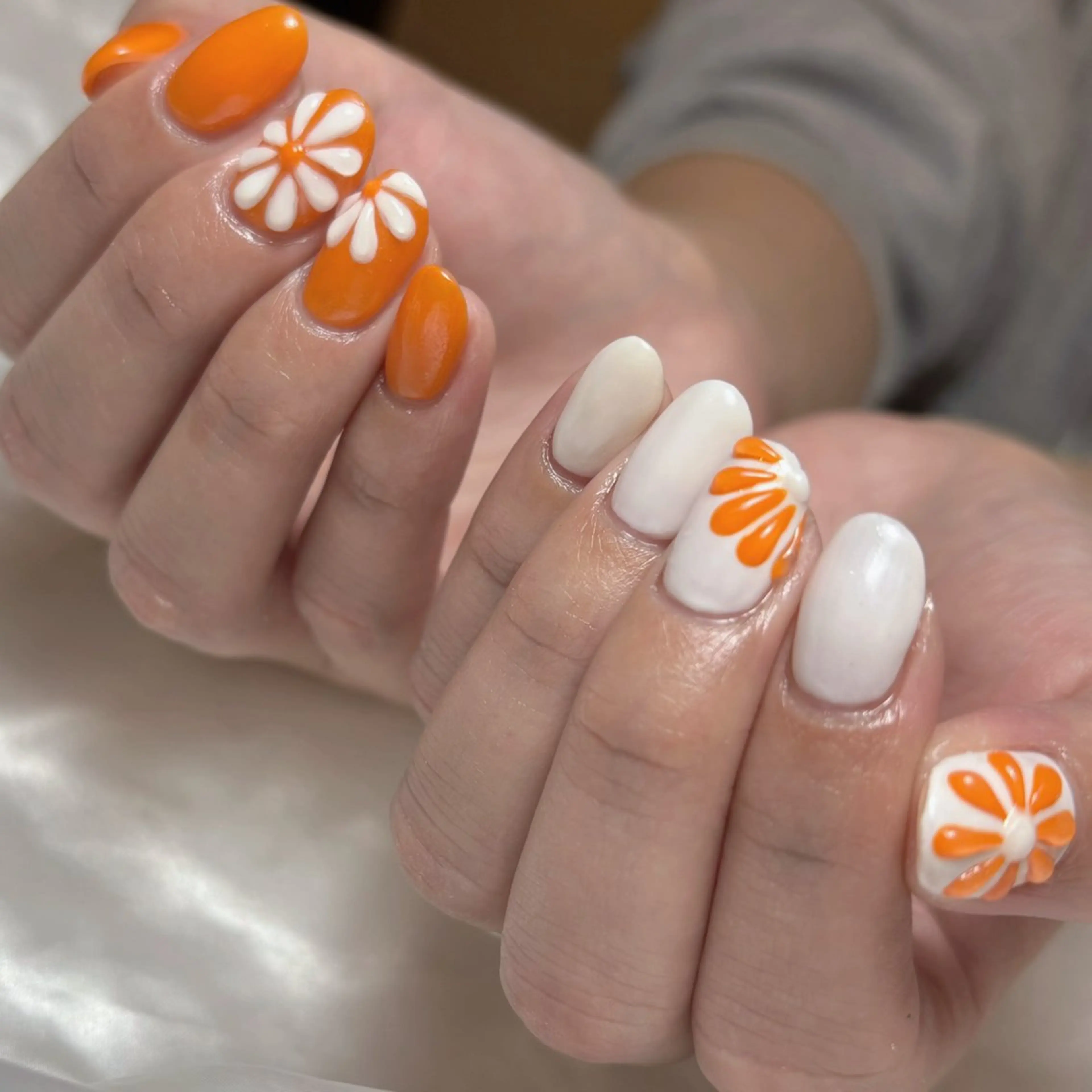 ネイル フラワーネイル オレンジ うるつやネイル🫧 Amiのネイルデザイン