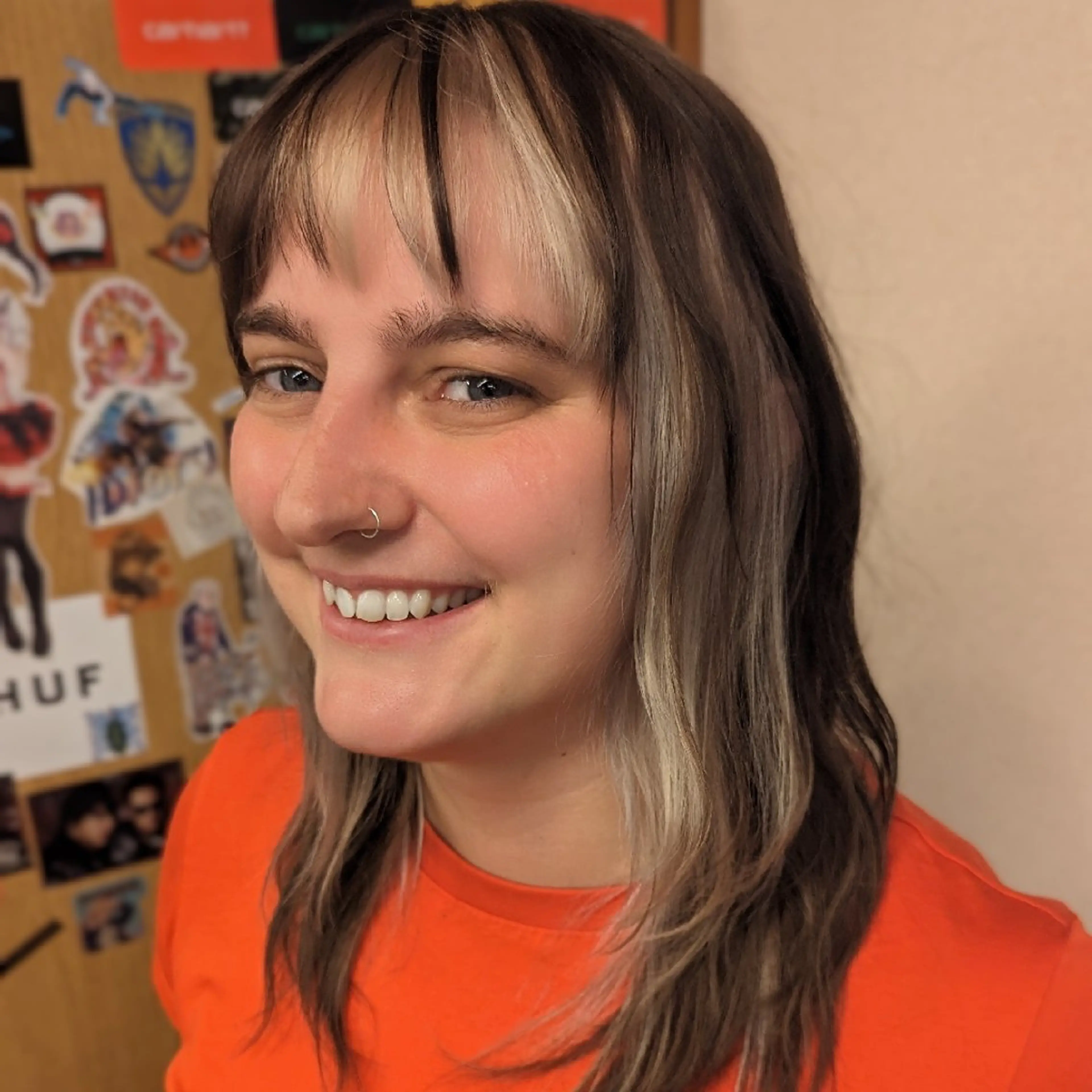 セミロング カラー ブロンド インナーカラー レイヤーカット カット ヘアカラー トリートメント fuwat所属・秋葉原でカラーする なら🐉ちぇーたんのヘアスタイル