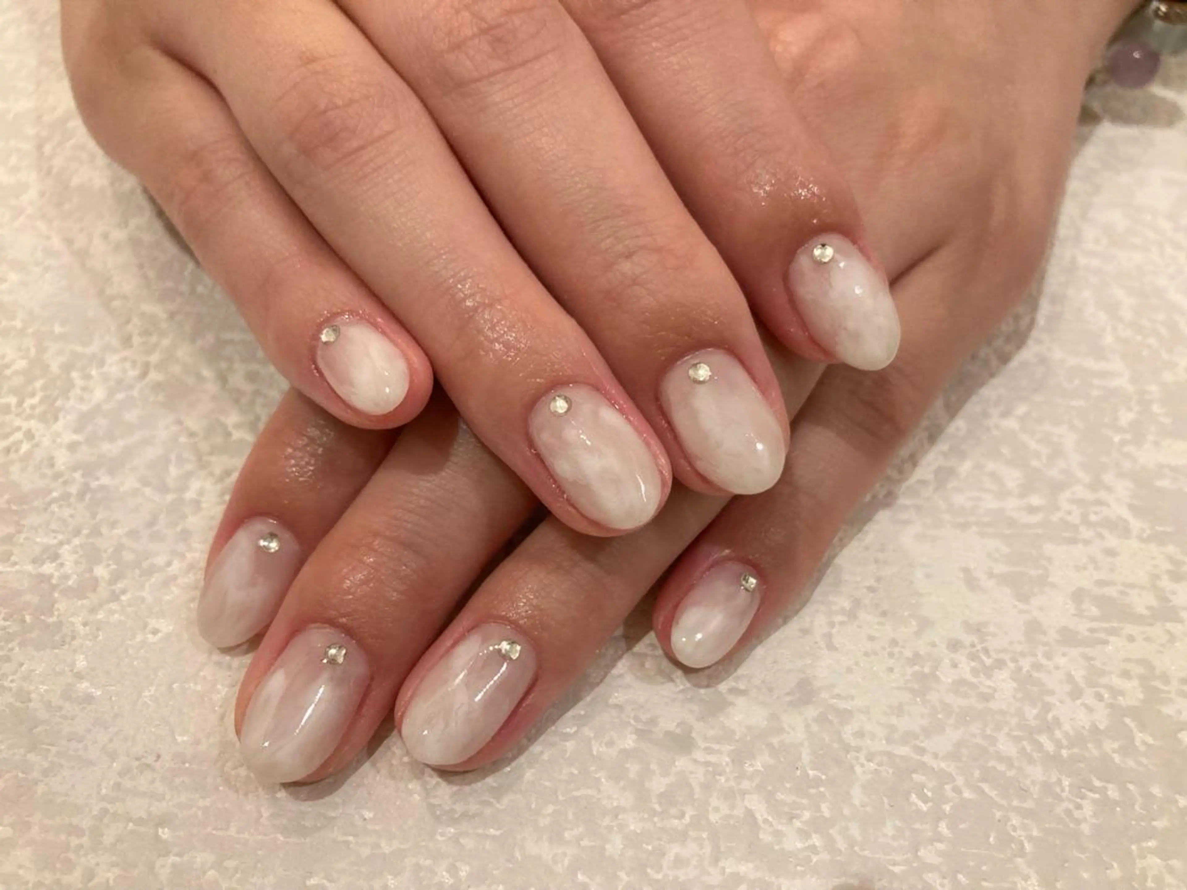 ネイル 大理石ネイル(マーブル) シンプルネイル ホワイト Lisa’s Salonのネイルデザイン