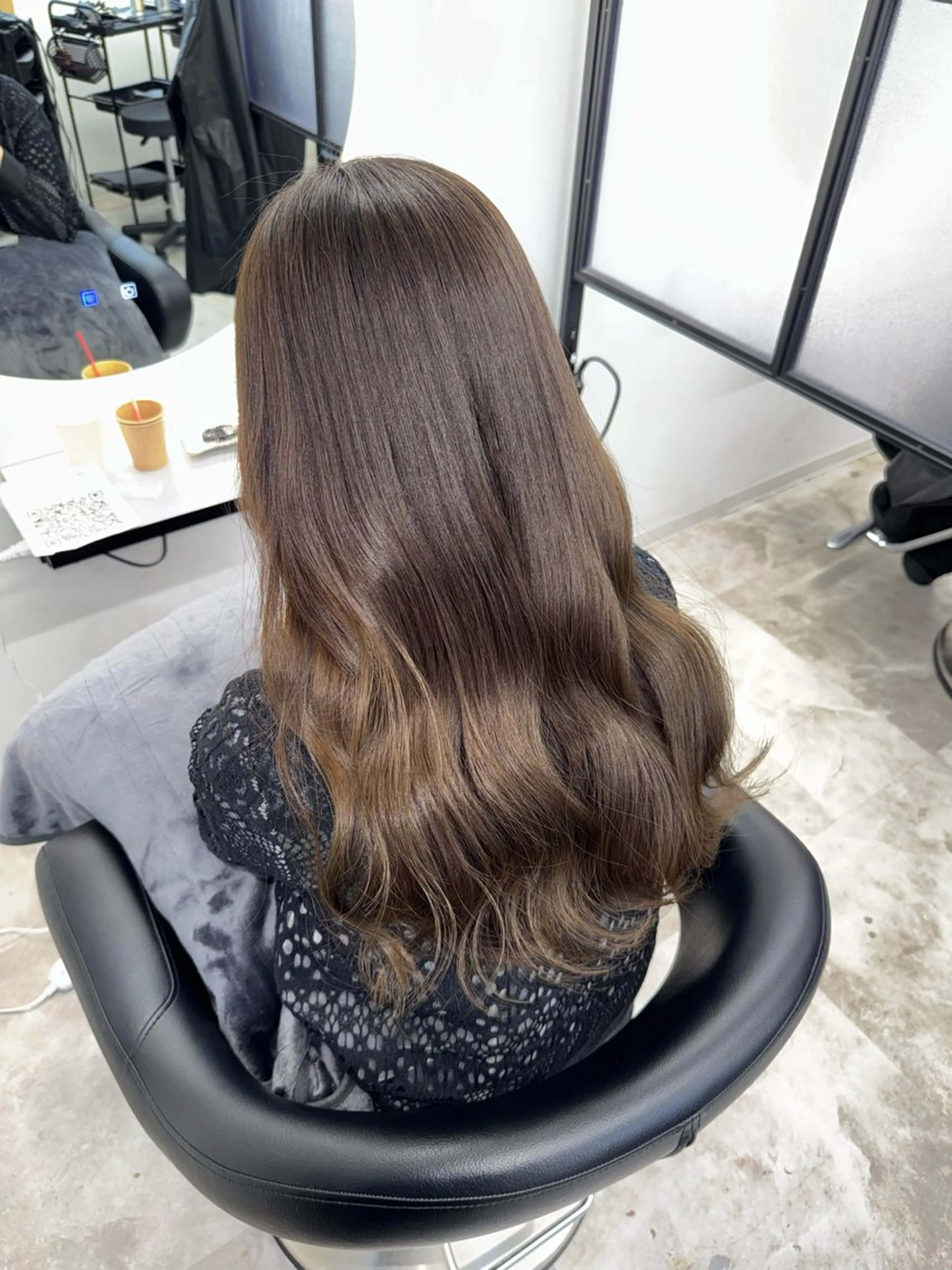 ロング カット ヘアカラー Notoミルクティー グレージュカラーのヘアスタイル