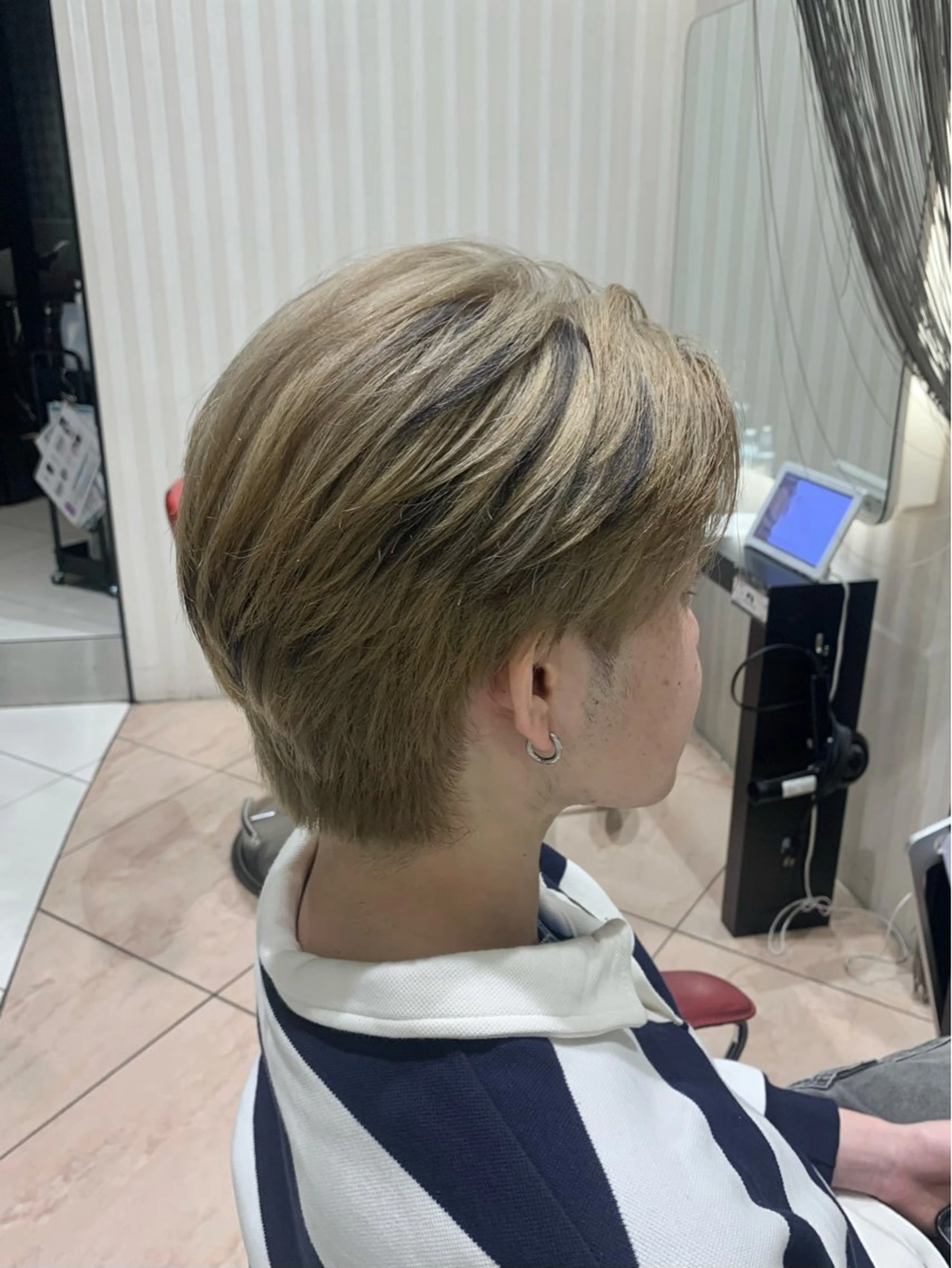 カラー メンズ メンズブリーチ メンズハイライト ブリーチ ハイライトカラー 松原 梨華のヘアスタイル