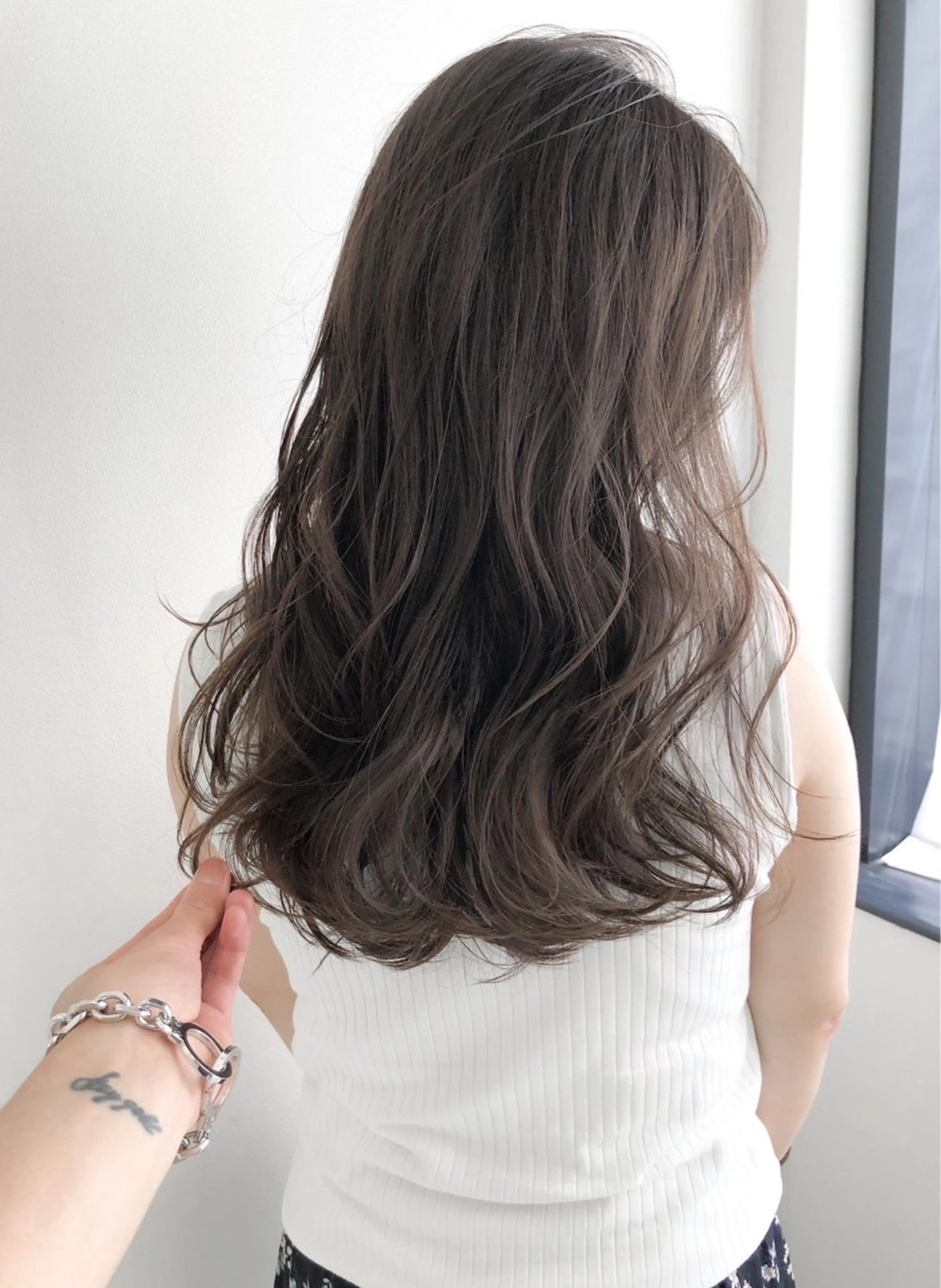 カラー ベージュカラー ブラウンカラー ブラウンベージュ 透明感カラー フォギーベージュ 辺見 葵のヘアスタイル