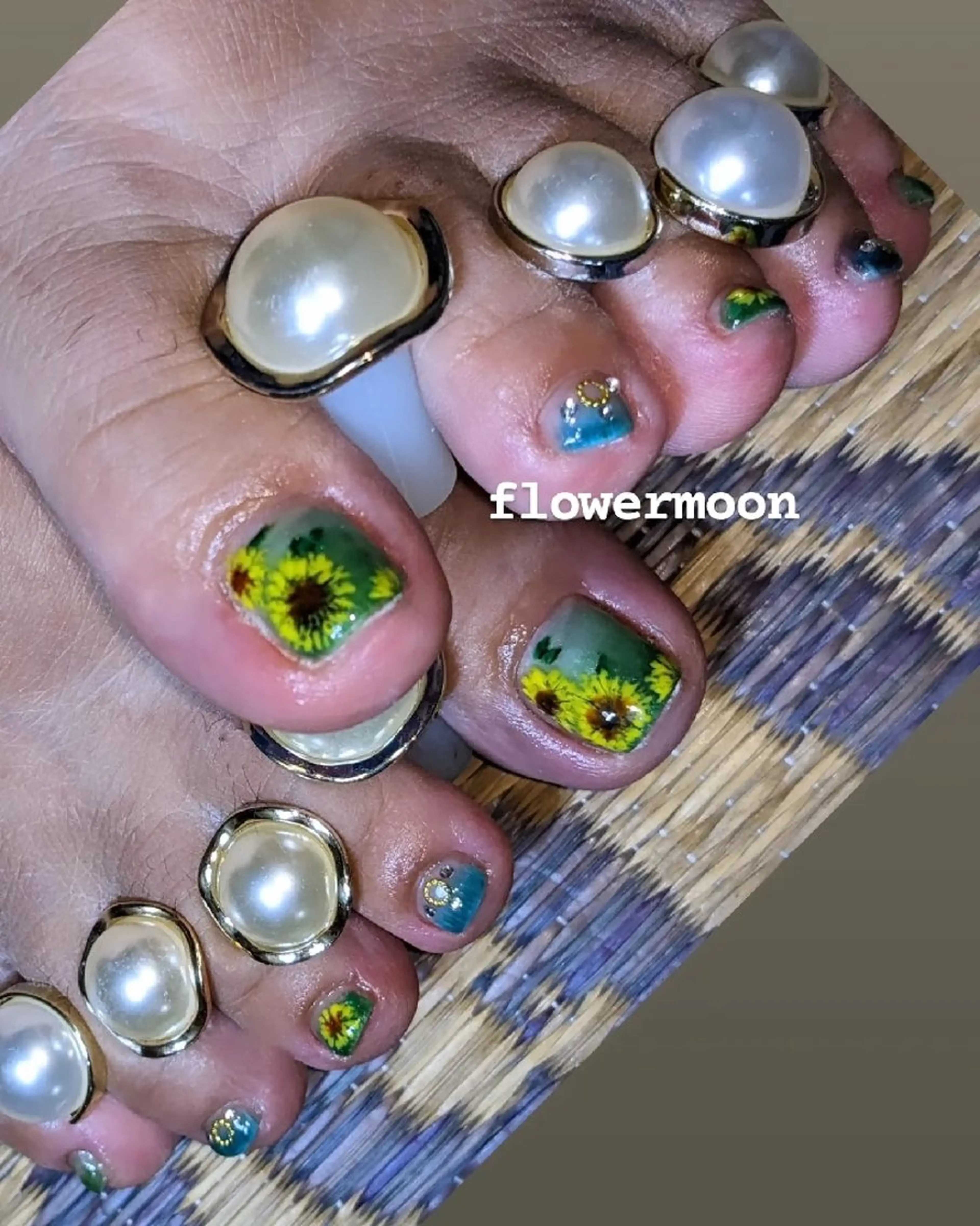 ネイル フラワー ムーンのネイルデザイン
