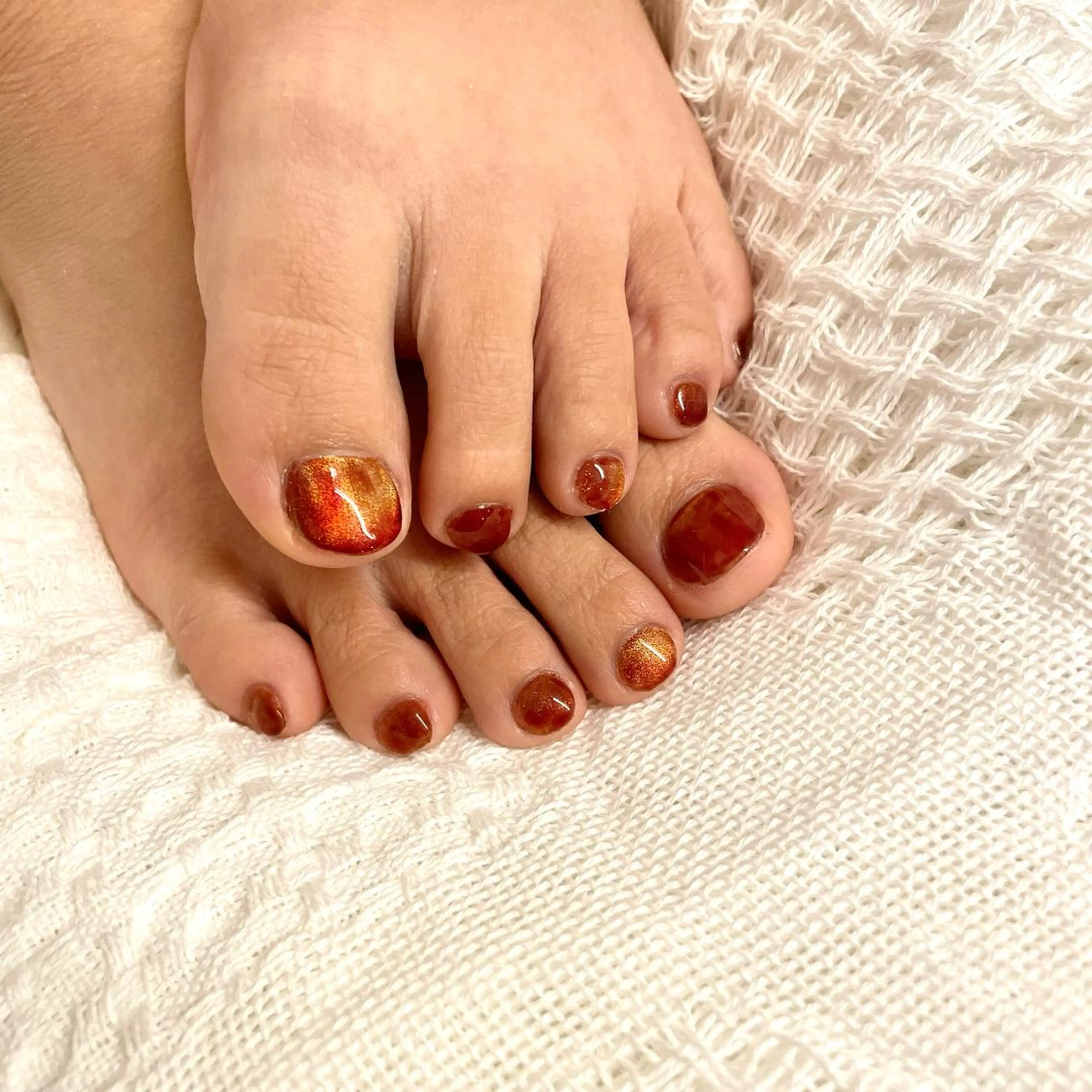 ネイル フットネイル マグネットネイル ワンカラーネイル フットネイル 丹(TAN.) akariのネイルデザイン