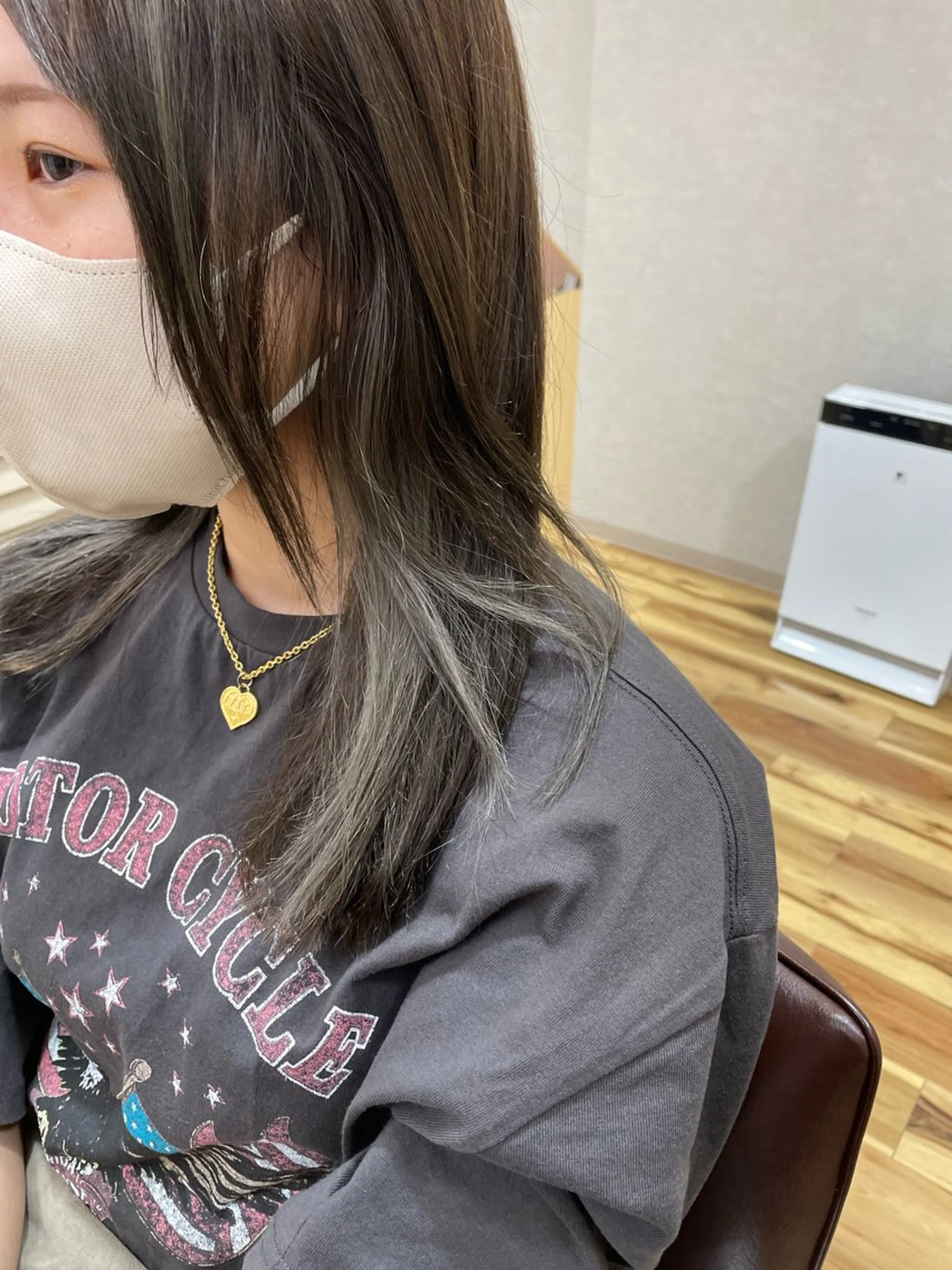 ミディアム カラー イヤリングカラー ヘアカラー 根石 結菜のヘアスタイル