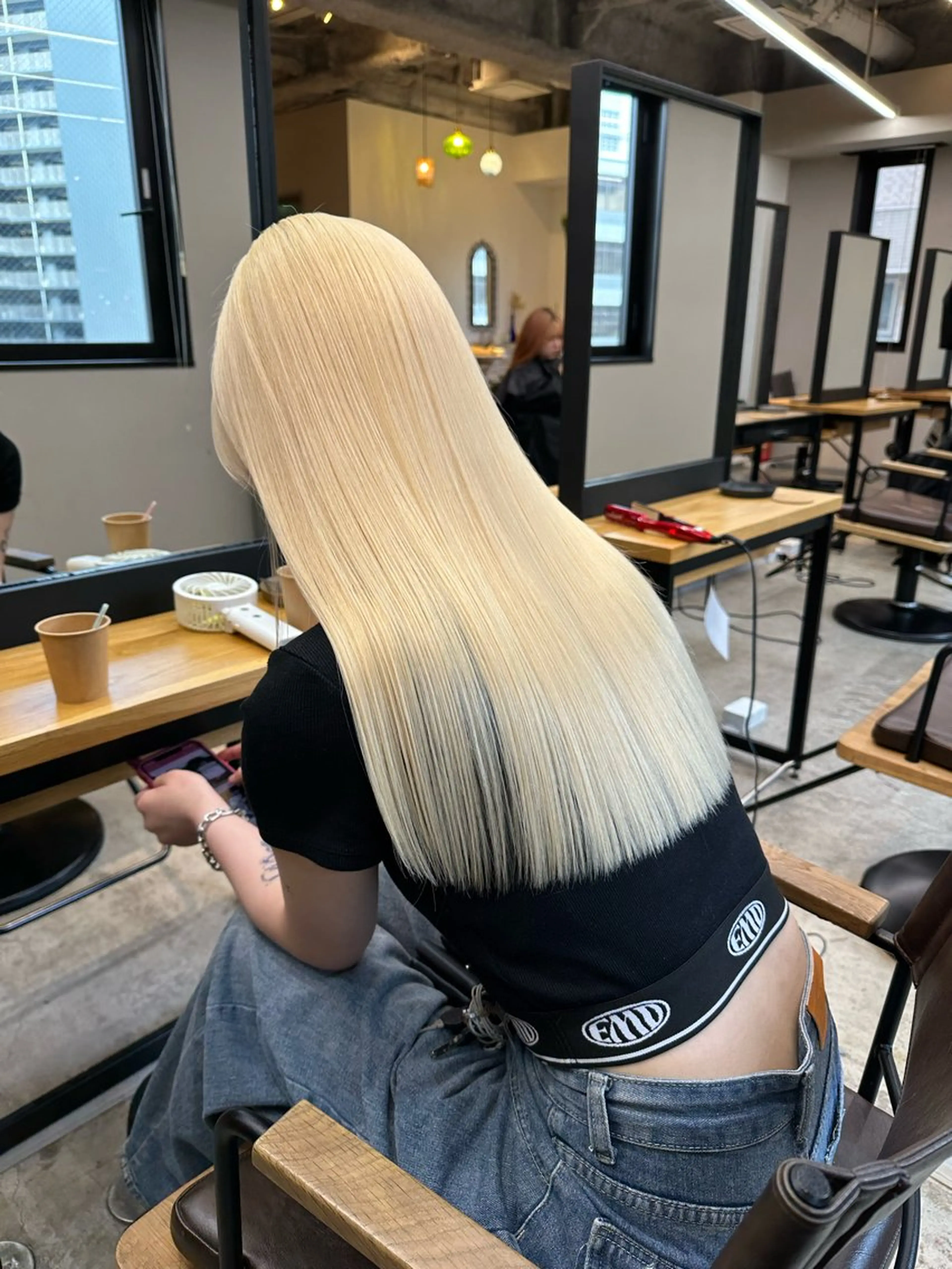 ロング カット ヘアカラー ミルクティーベージュ outaのヘアスタイル