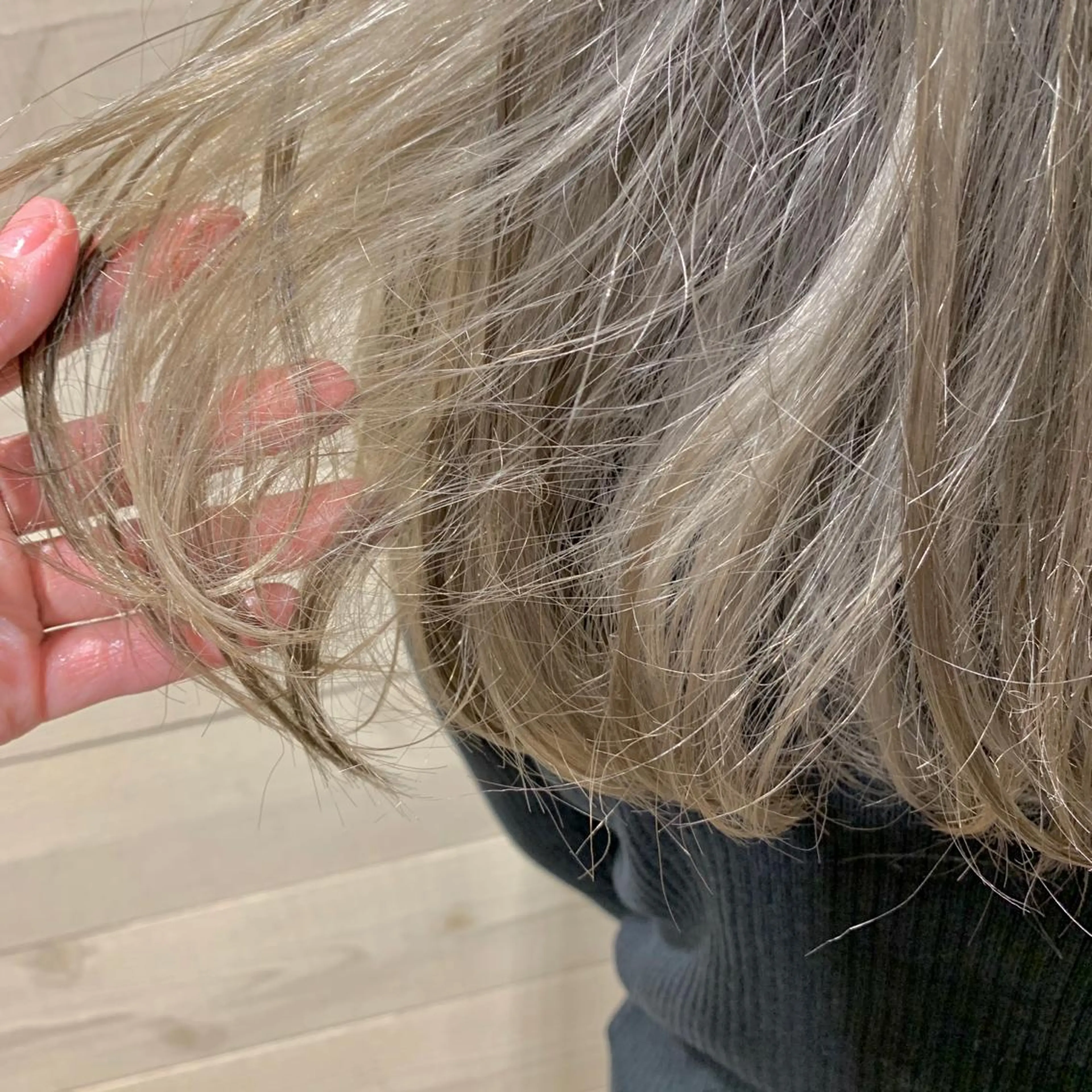 ロング カラー ベージュカラー ミルキーベージュ クワハラ イオリのヘアスタイル