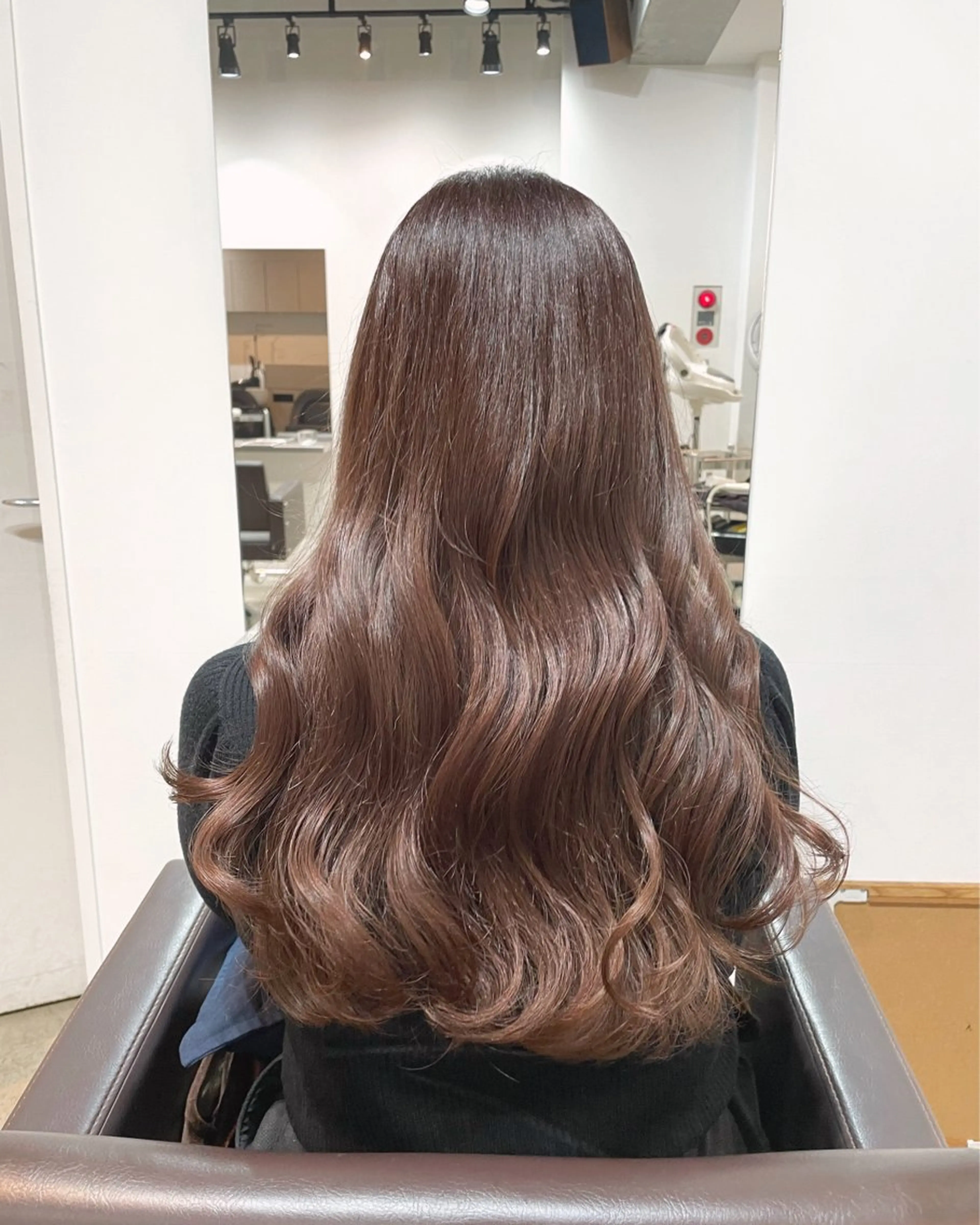 ロング カラー ブリーチ ブラウンカラー チョコレートブラウン 透明感カラー ダブルカラー ヘアカラー トリートメント 【arc】Ruri コテ巻き風パーマのヘアスタイル