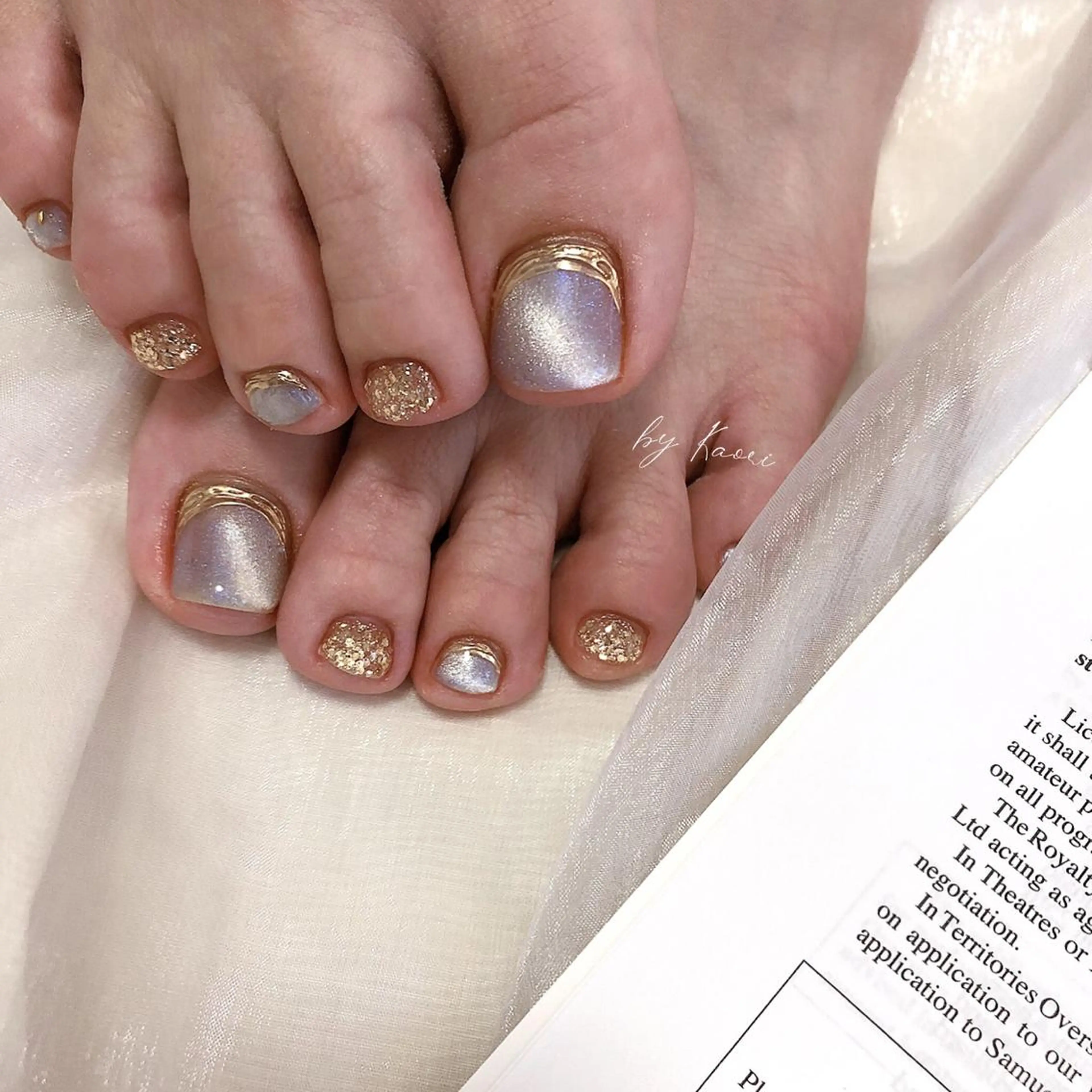 ネイル オーロラネイル ブラウン カジュアル フラワーネイル フットネイル _Defi_ by Kaoriのネイルデザイン