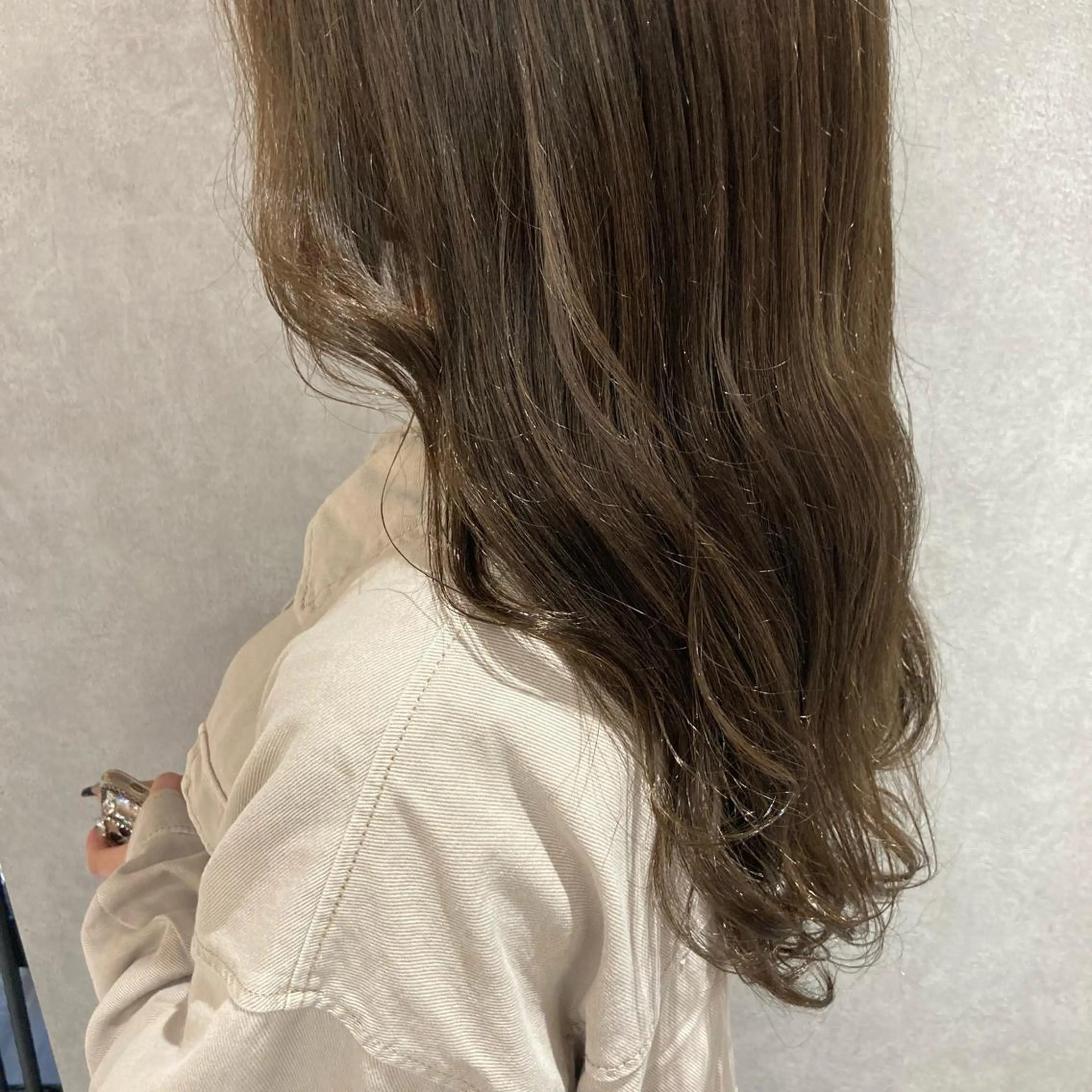 ロング カラー ベージュカラー ブリーチ ヘアカラー たかはし まいのヘアスタイル
