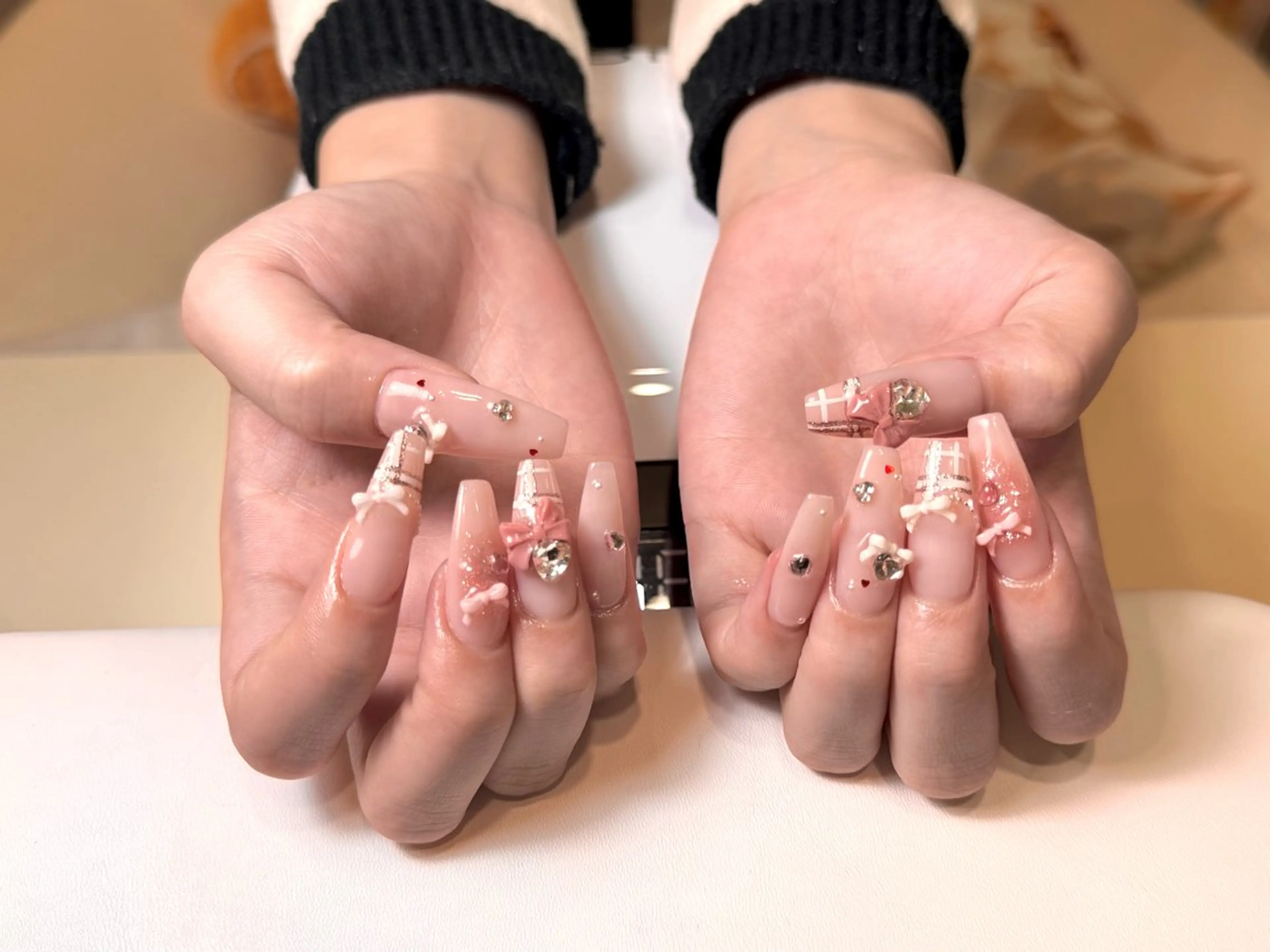 ネイル アートネイル ガーリー キラキラネイル ピンク リボン チャ ミーのネイルデザイン