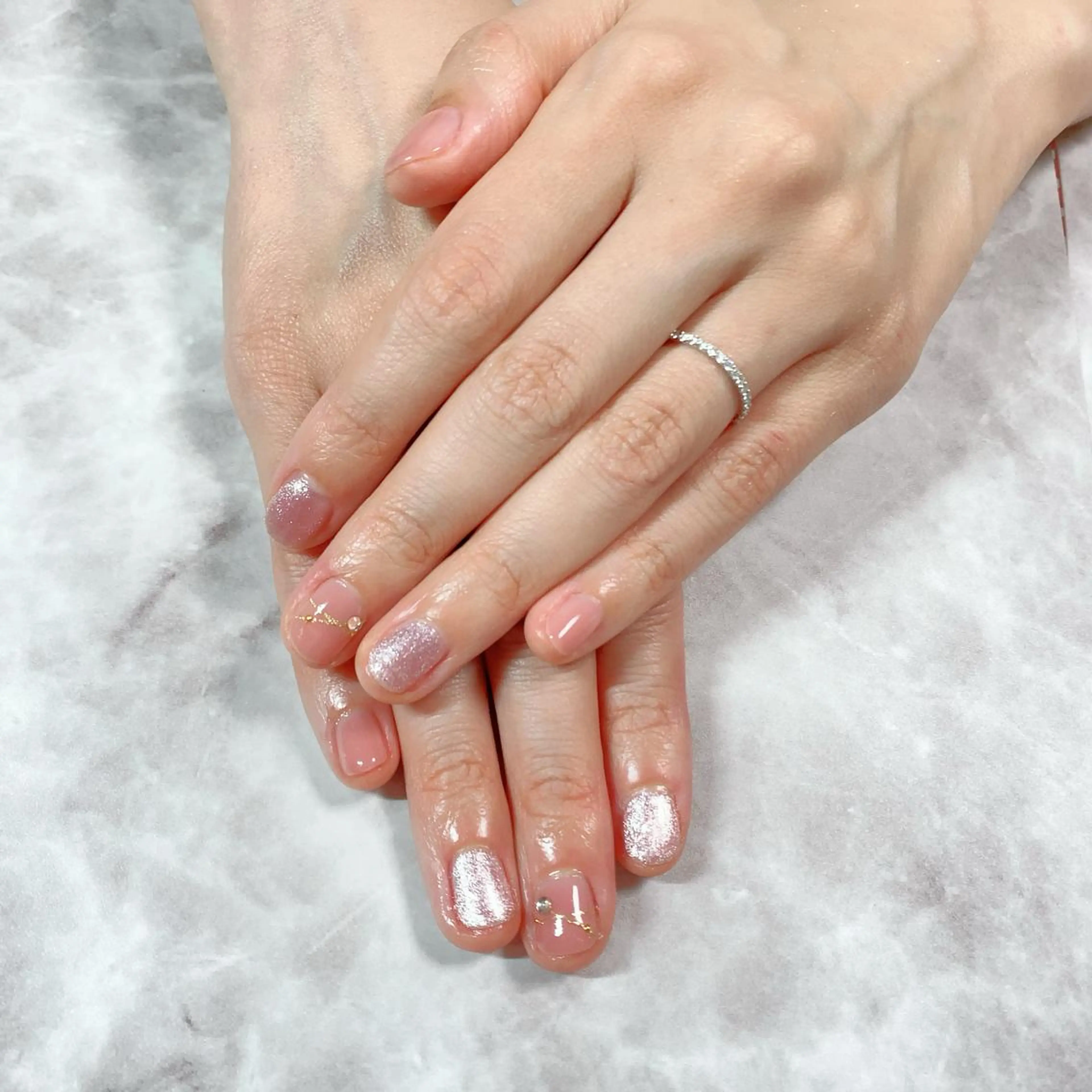 ネイル マグネットネイル オフィスネイル シンプルネイル ストーンネイル ブライダルネイル マジョリカ ブルーのネイルデザイン