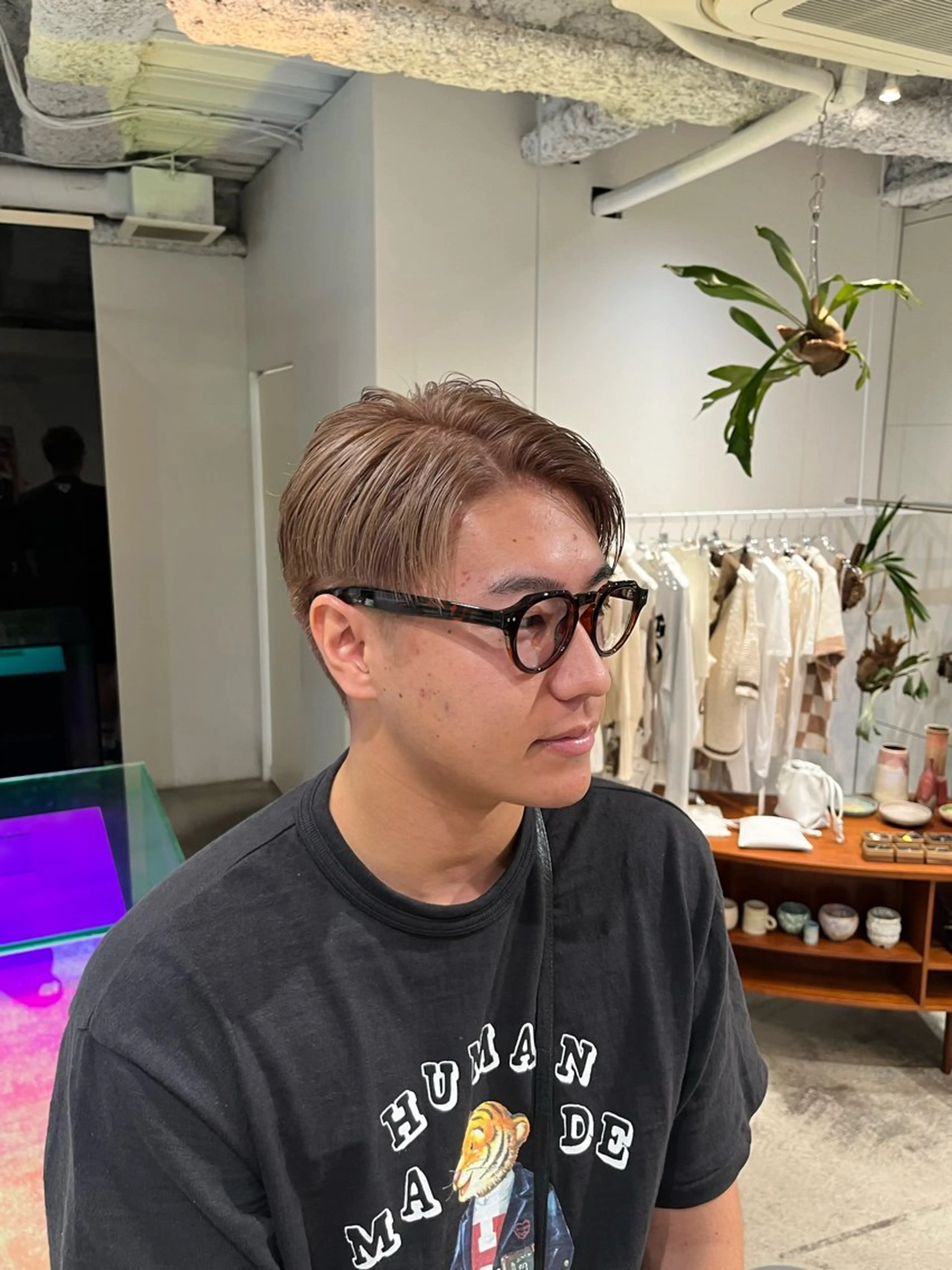 カラー メンズ センターパート ベージュカラー ヘアカラー 宇佐美佳/美髪 ストレート/縮毛矯正のヘアスタイル