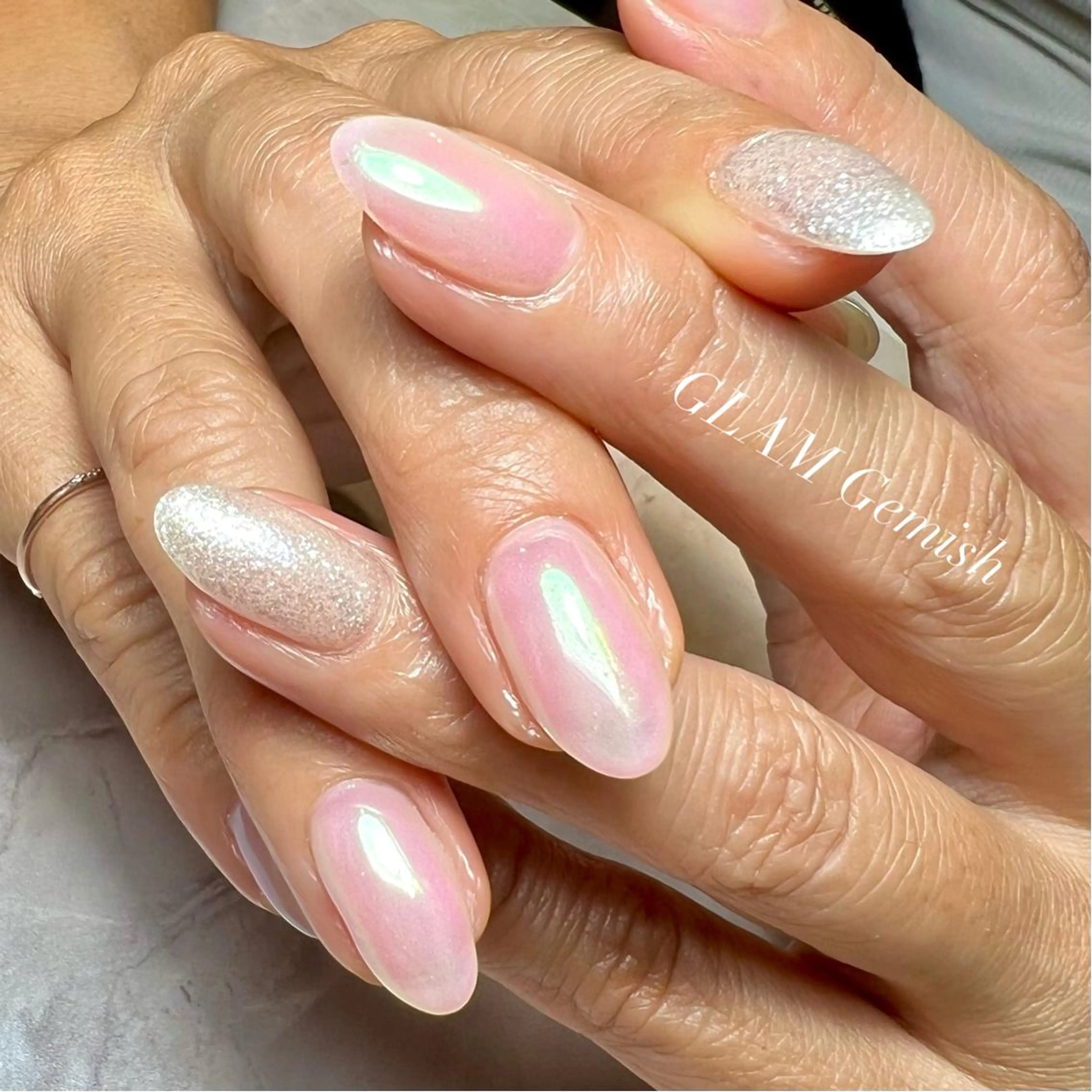 ネイル オーロラネイル 藤崎 恵梨香のネイルデザイン