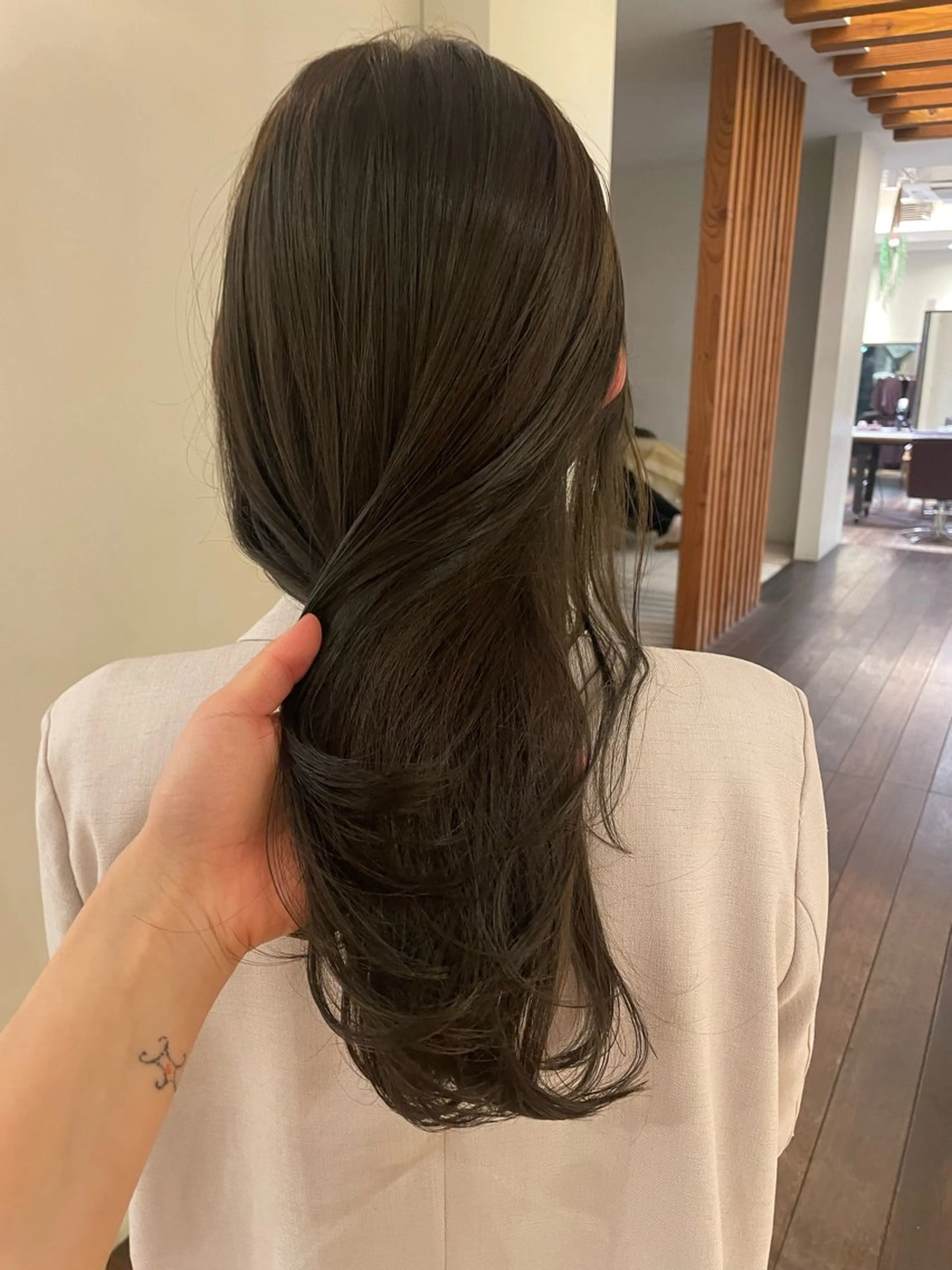 ロング カラー ベージュカラー ブリーチ ブリーチなしカラー オリーブベージュ ヘアカラー トリートメント リカ/ハイトーン ・オリーブ🍀のヘアスタイル