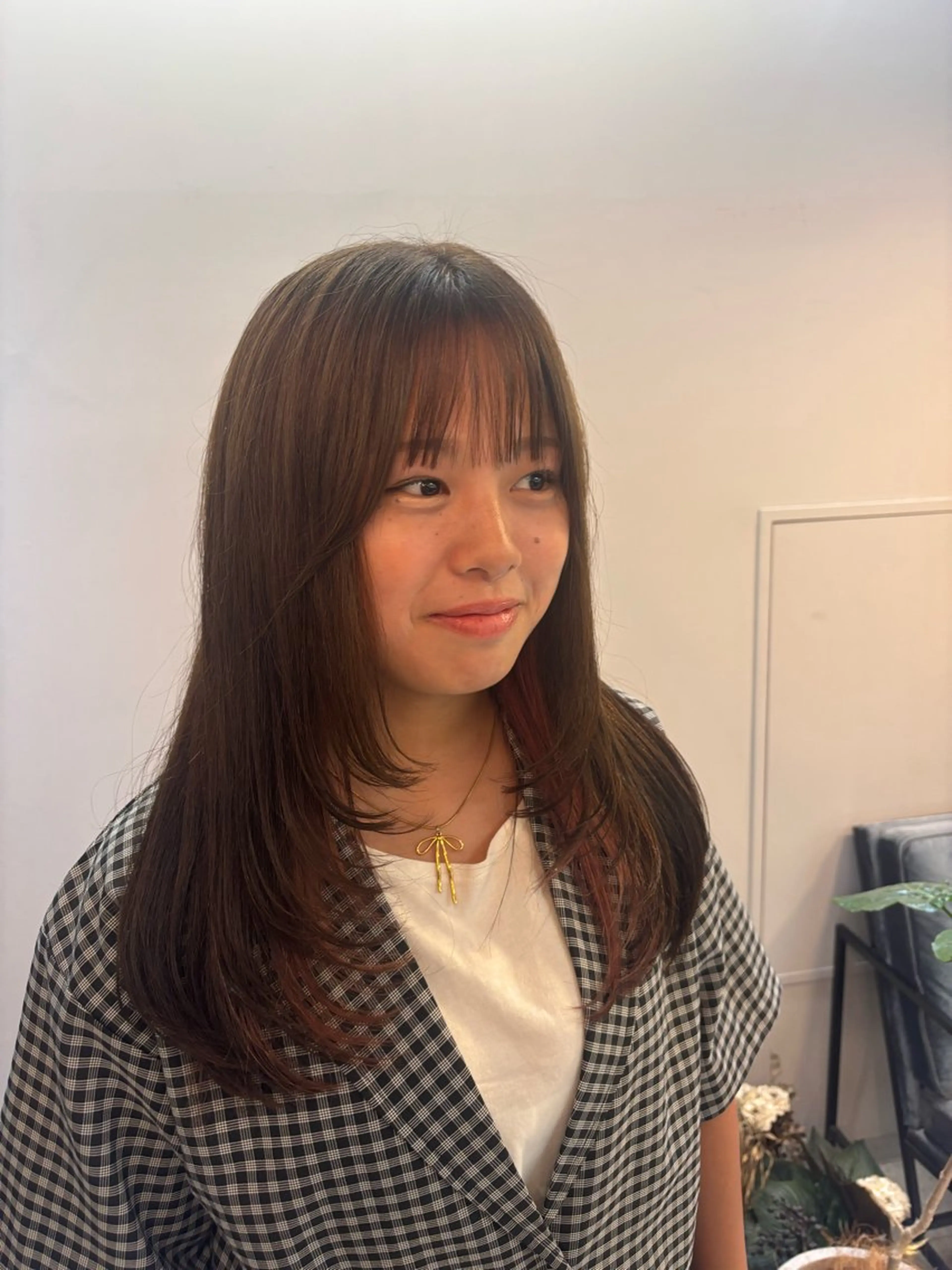 セミロング カラー ミストバング  フェイスフレーミング インナーカラー ピンクカラー レイヤーカット momo/髪質改善 /コテ巻きパーマのヘアスタイル