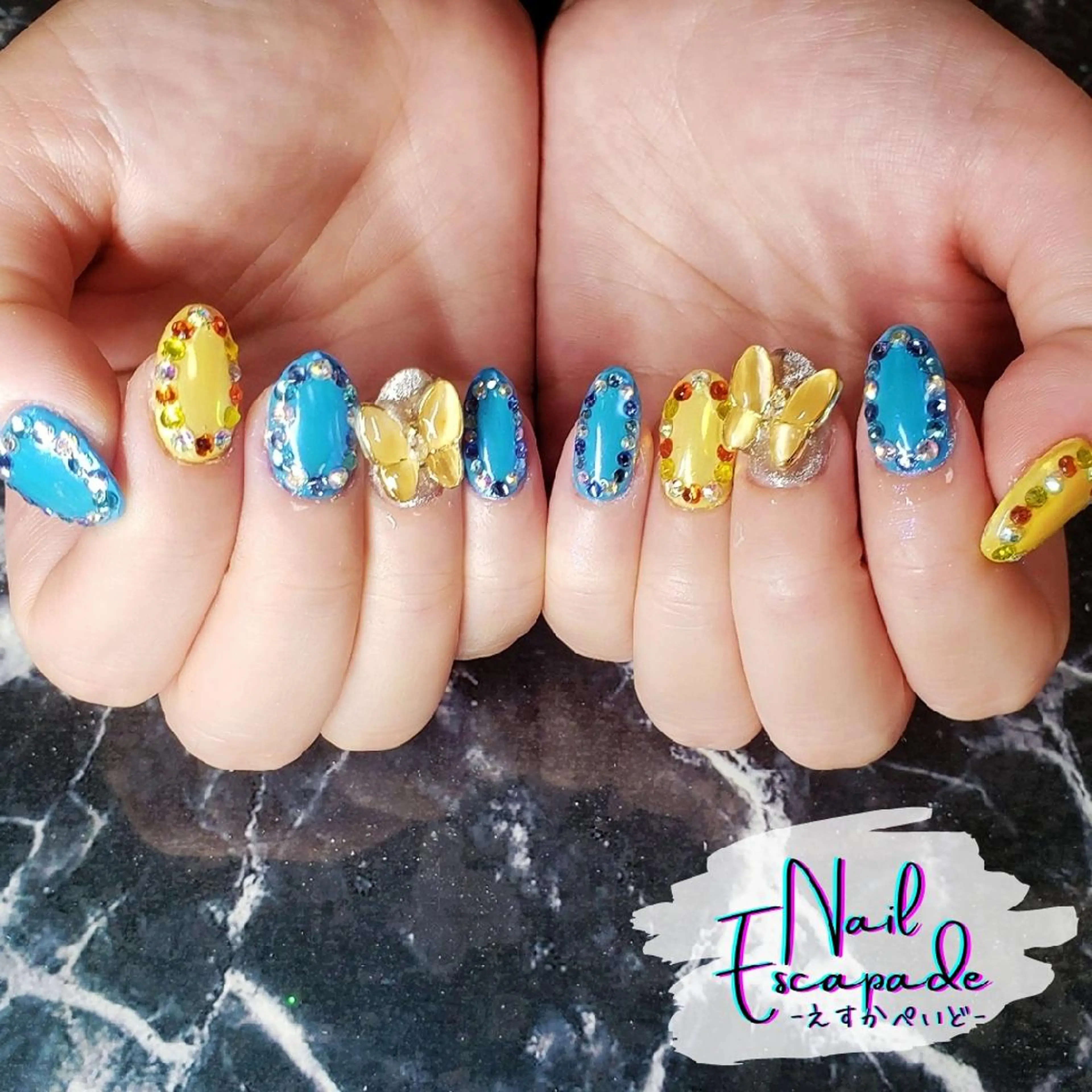 ショート ネイル イエローカラー ブルー ミラーネイル 黄色 ハンドネイル クロキ 。のネイルデザイン