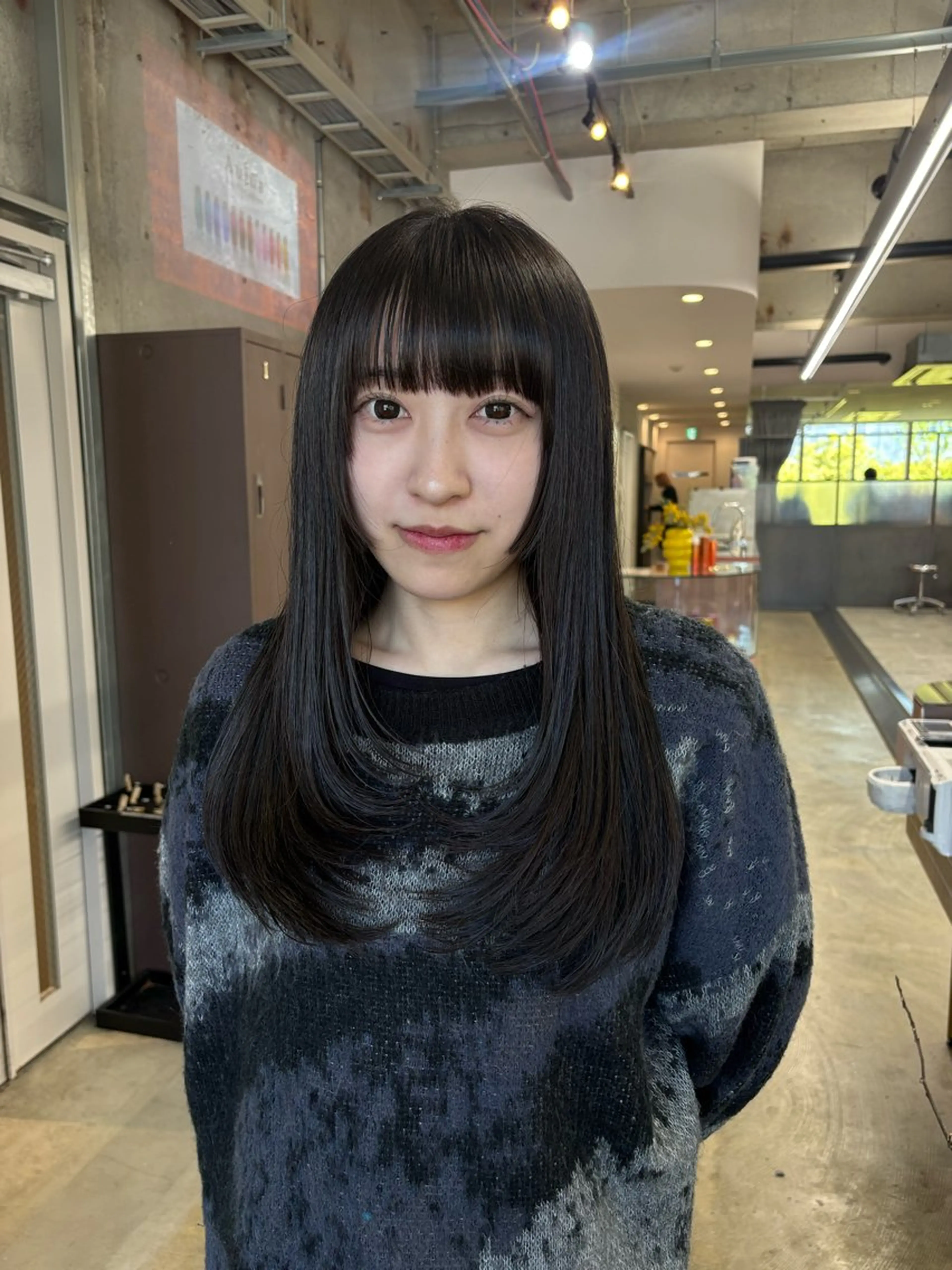 セミロング 愛加ブリーチ・ レイヤー・パーマのヘアスタイル