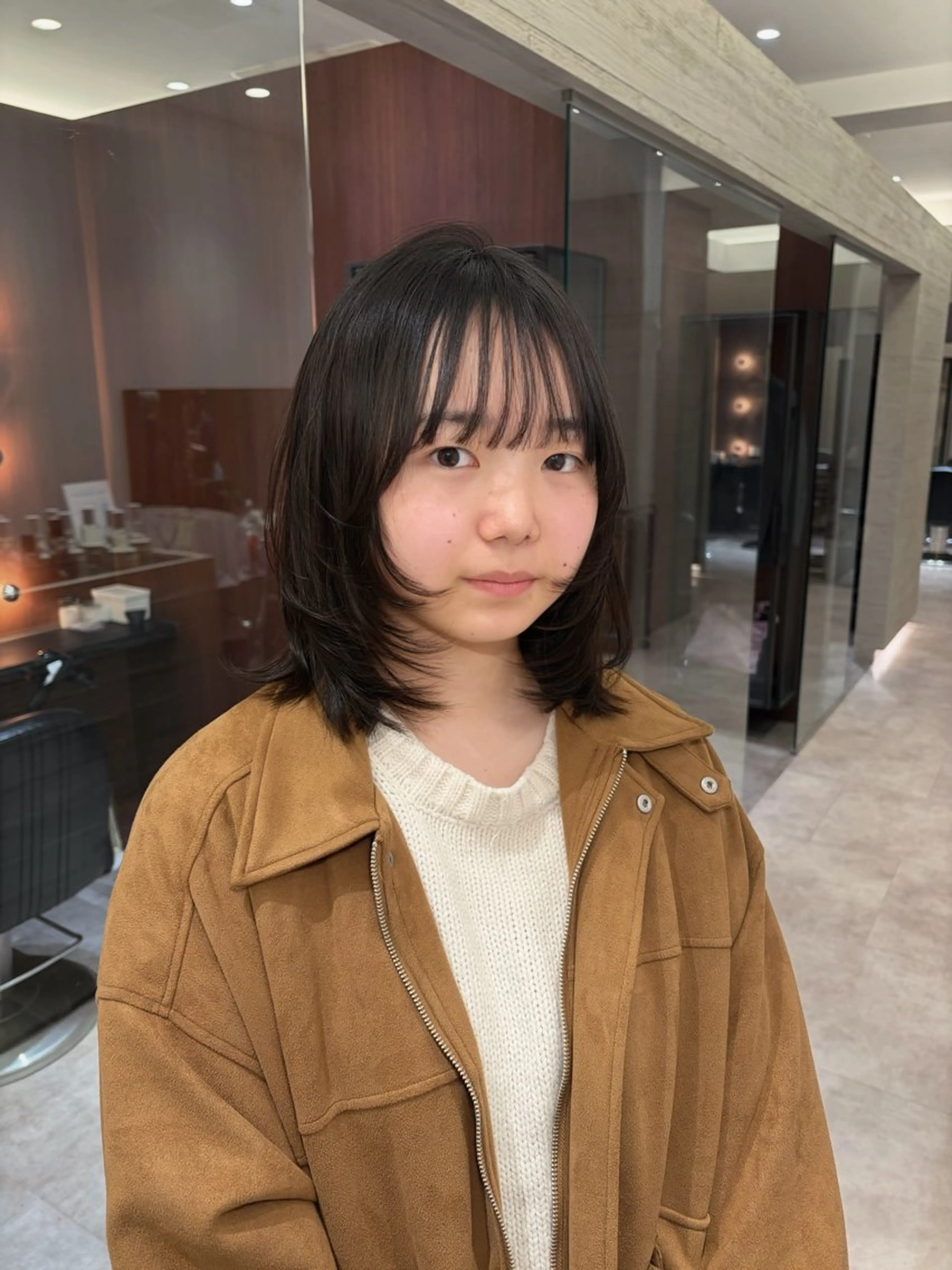 ミディアム ボブレイヤー ボブ レイヤーカット カット サキ🤍ハイトーン 🩰くびれ巻きヘアのヘアスタイル