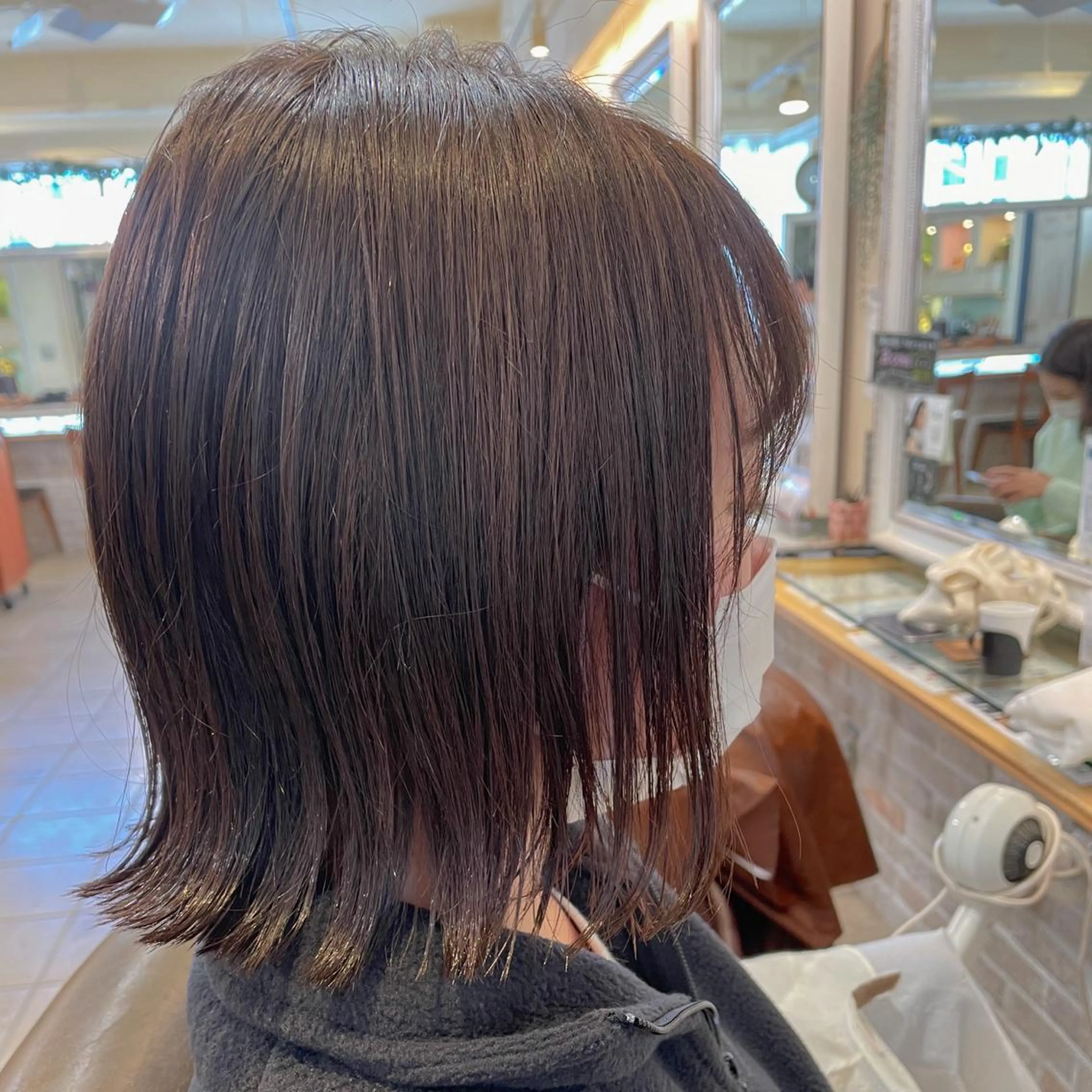 ミディアム 外ハネヘア カット 切りっぱなしボブ ソノキユウカのヘアスタイル