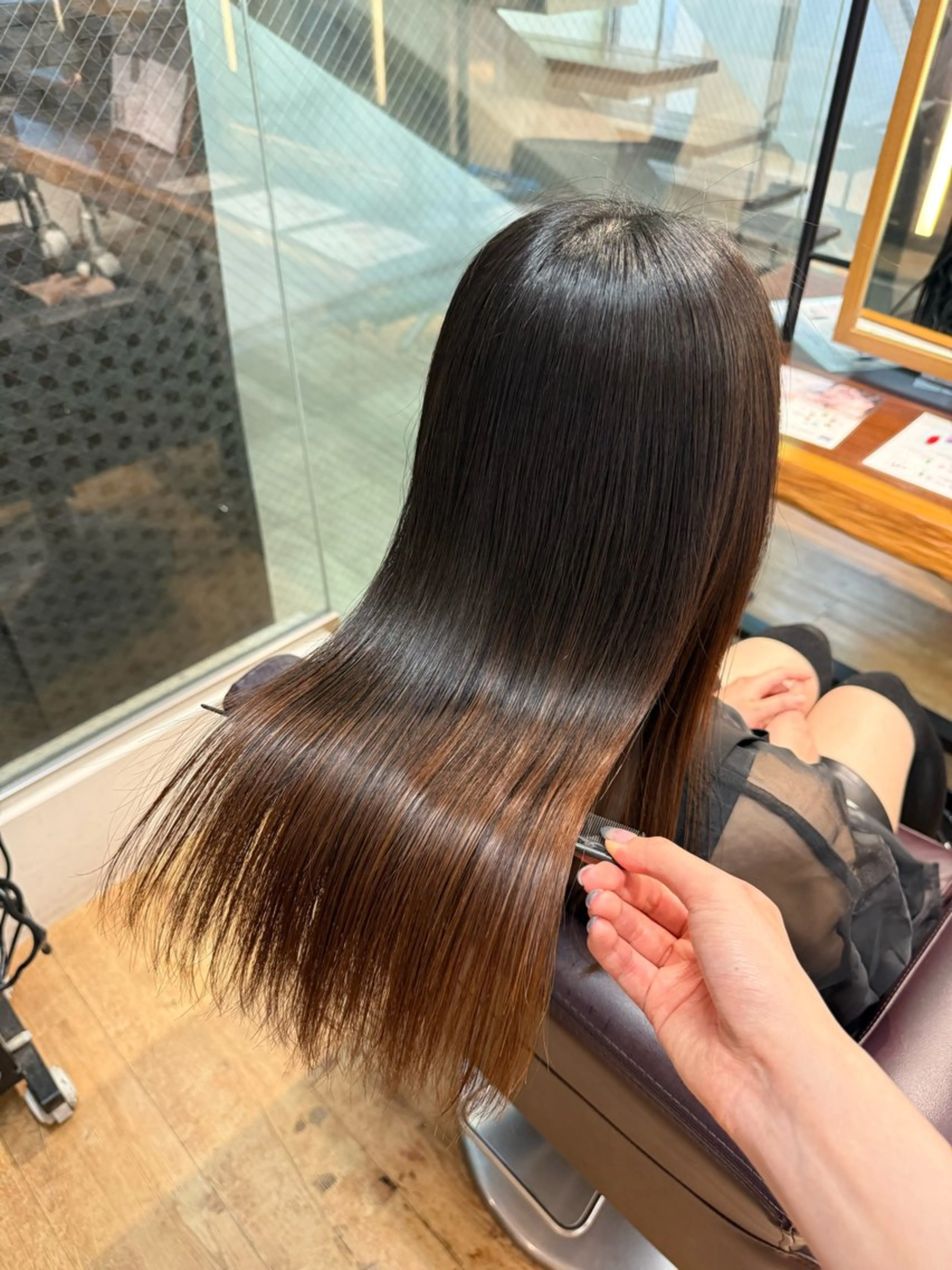 セミロング 縮毛矯正 𝐀𝐲𝐚𝐤𝐚 /艶髪/ストレートのヘアスタイル