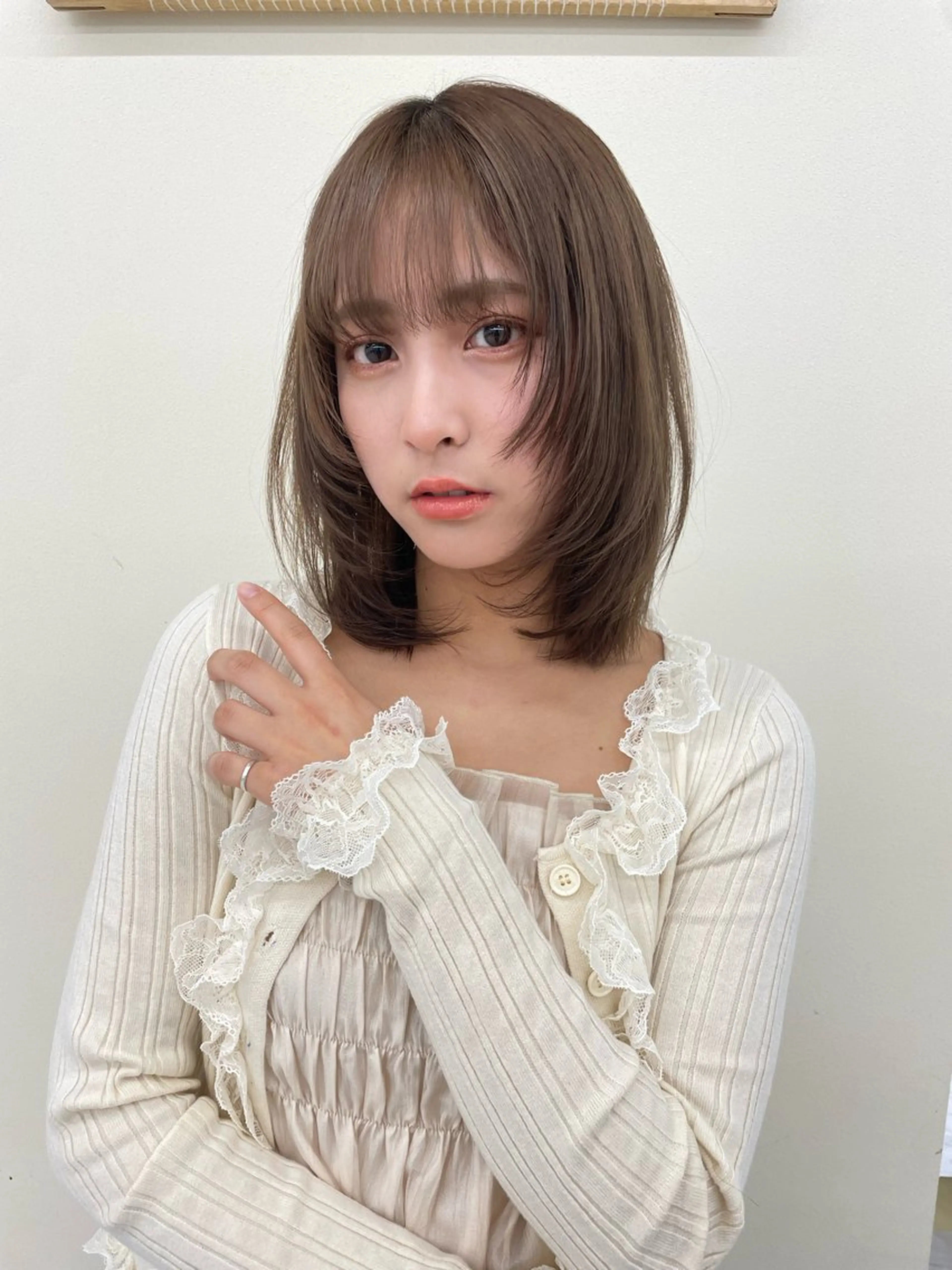 ミディアム カラー ヘアアレンジ アッシュ ベージュカラー ブリーチ 透明感カラー ダブルカラー カット ヘアカラー トリートメント maoブリーチ無し 似合わせカラーのヘアスタイル