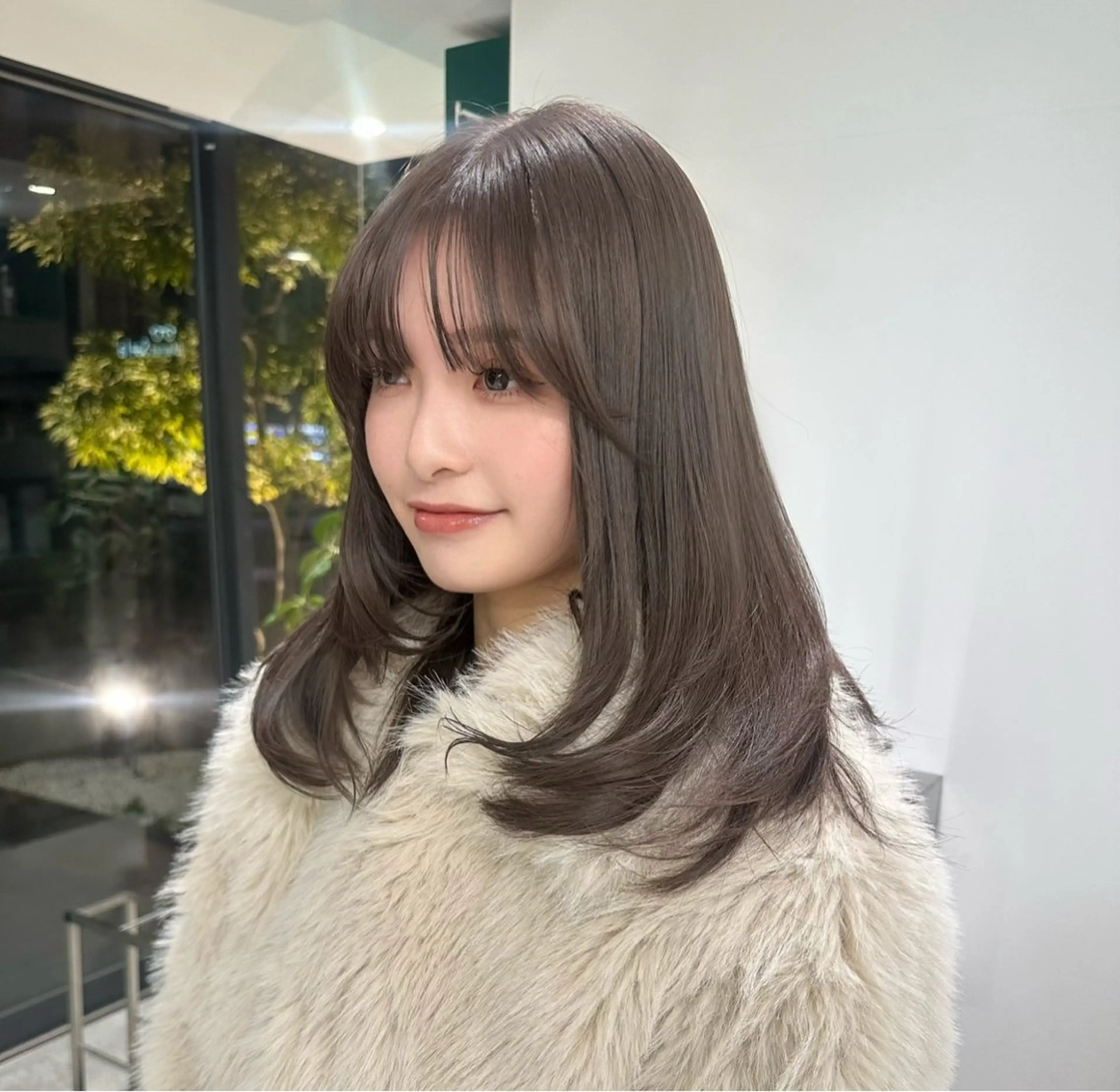 ミディアム カラー ブリーチ 透明感カラー ダブルカラー グレージュ ブリーチなしカラー ヘアカラー トリートメント M所属・ハイトーン/透け感 カラー🎀真香のヘアスタイル