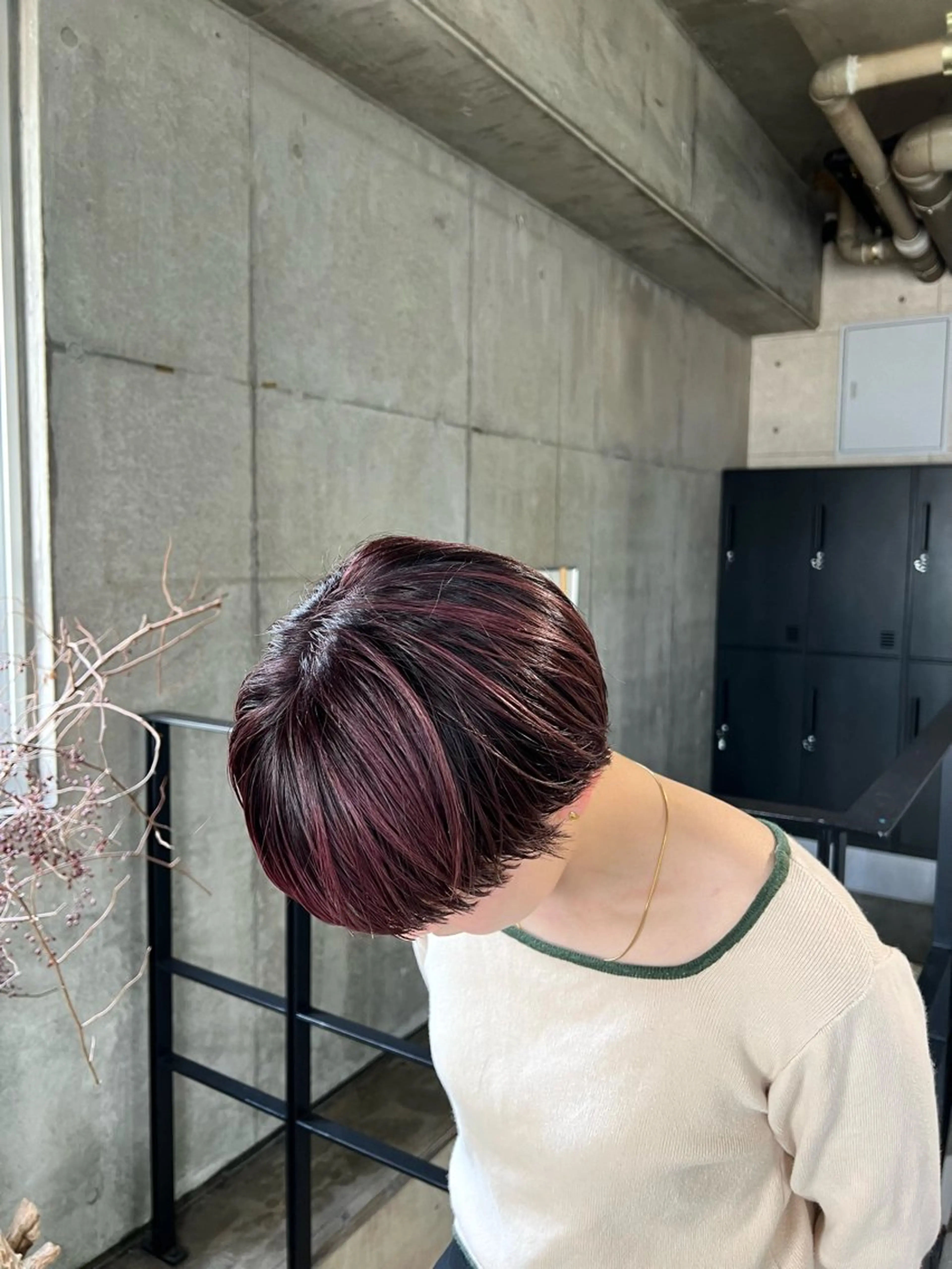 ショート カラー カシス AmiLi HONOKAのヘアスタイル