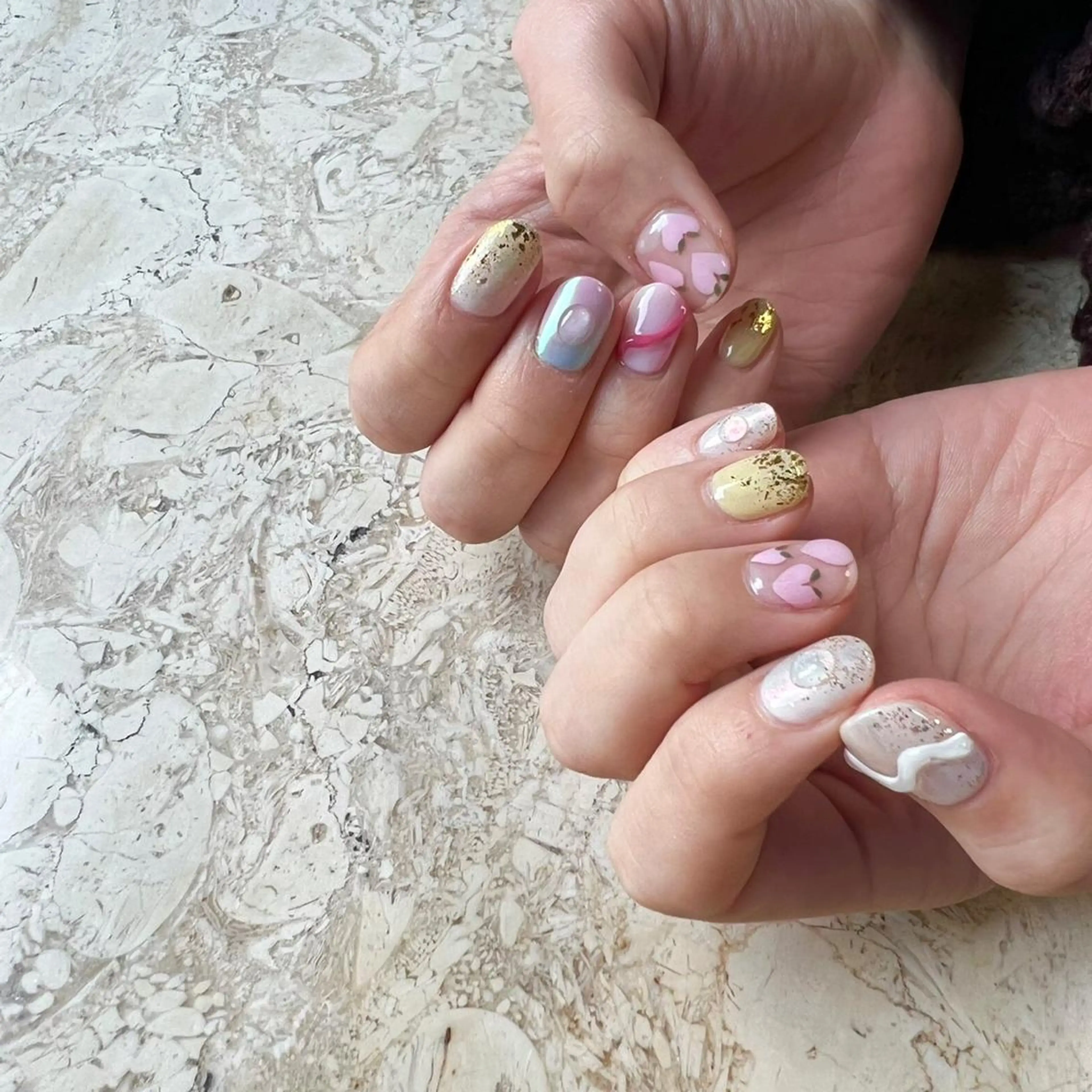 ネイル アートネイル オーロラネイル ジェルネイル ゴールド ハート ハンドネイル フットネイル nail salon mieux(ミュー)のネイルデザイン