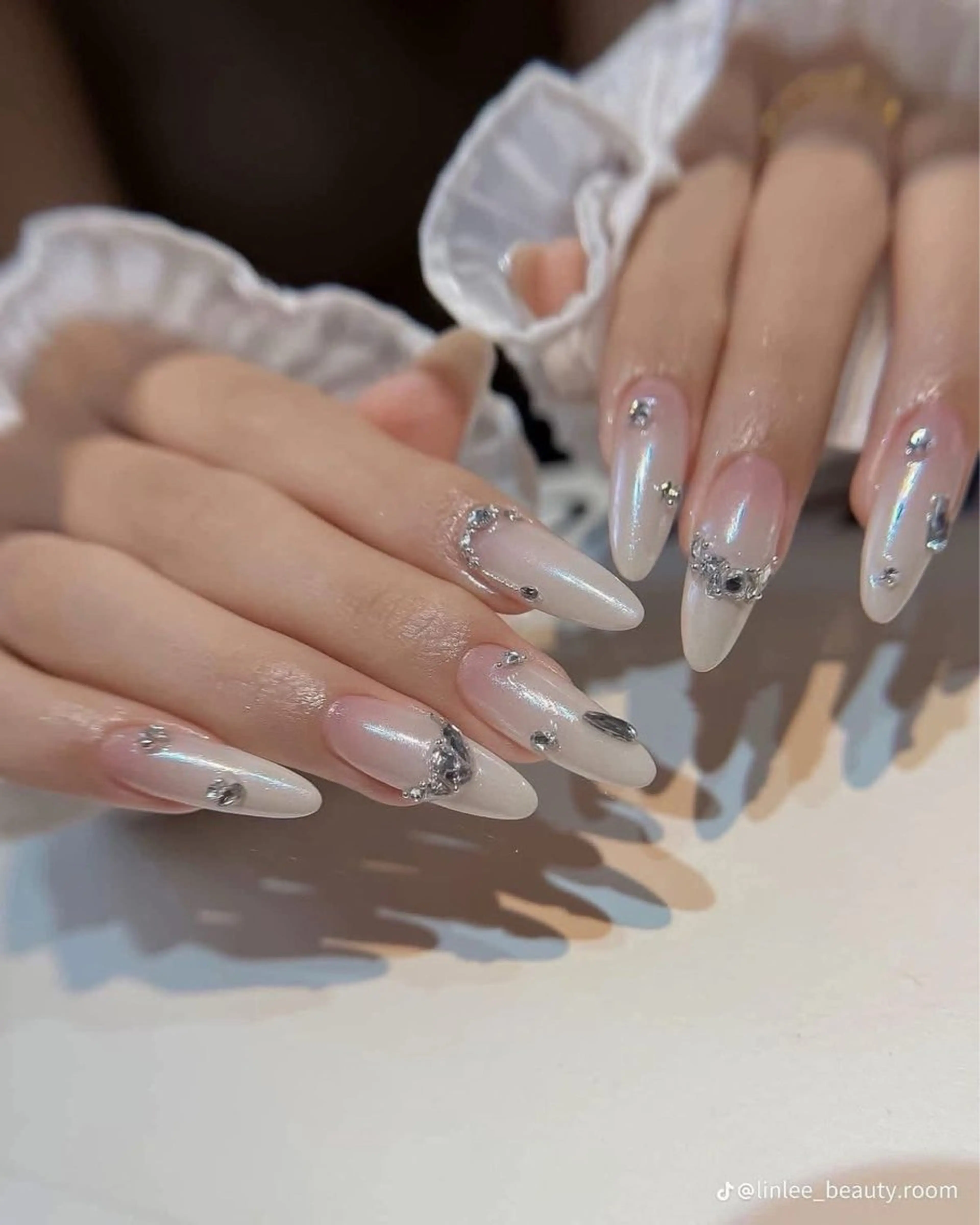 ネイル チークネイル フレンチネイル グラデーション キラキラネイル 韓国ネイル ハンドネイル Minette nailHuongのネイルデザイン