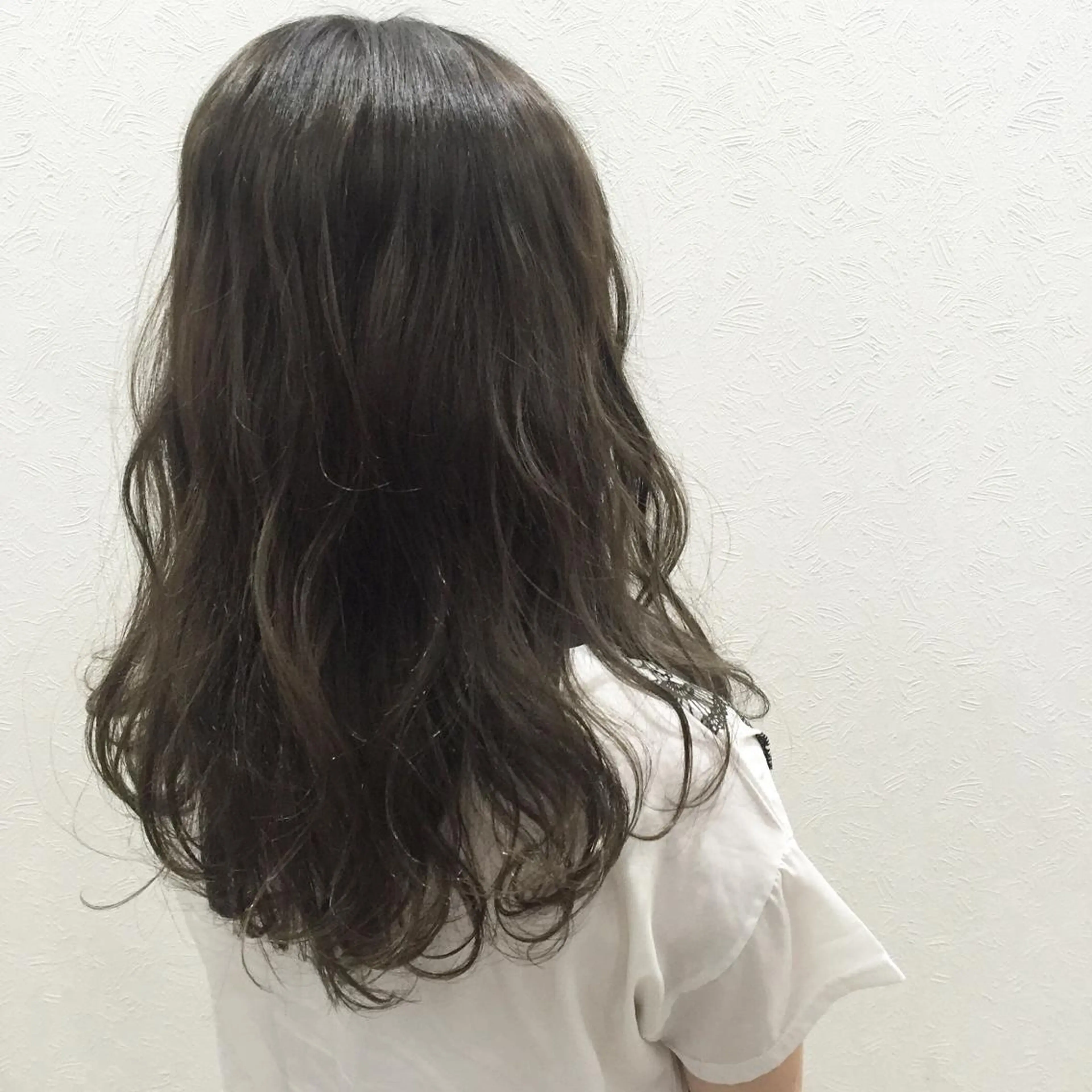 カラー 岩田 萌那のヘアスタイル