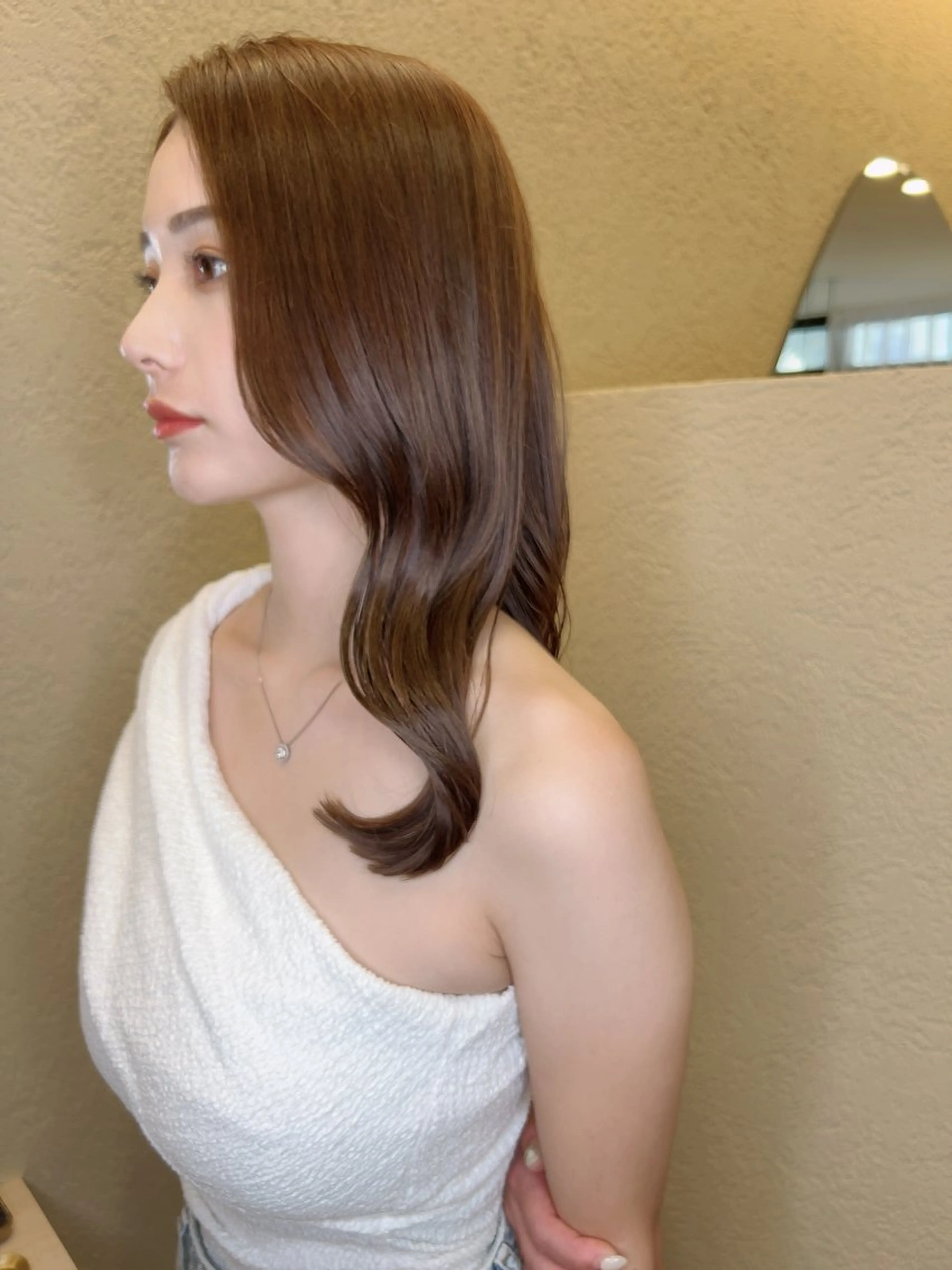 カット＋ブリーチ無し透明感カラー+aujua4stepトリートメント＋コテ巻orストレート仕上げの写真