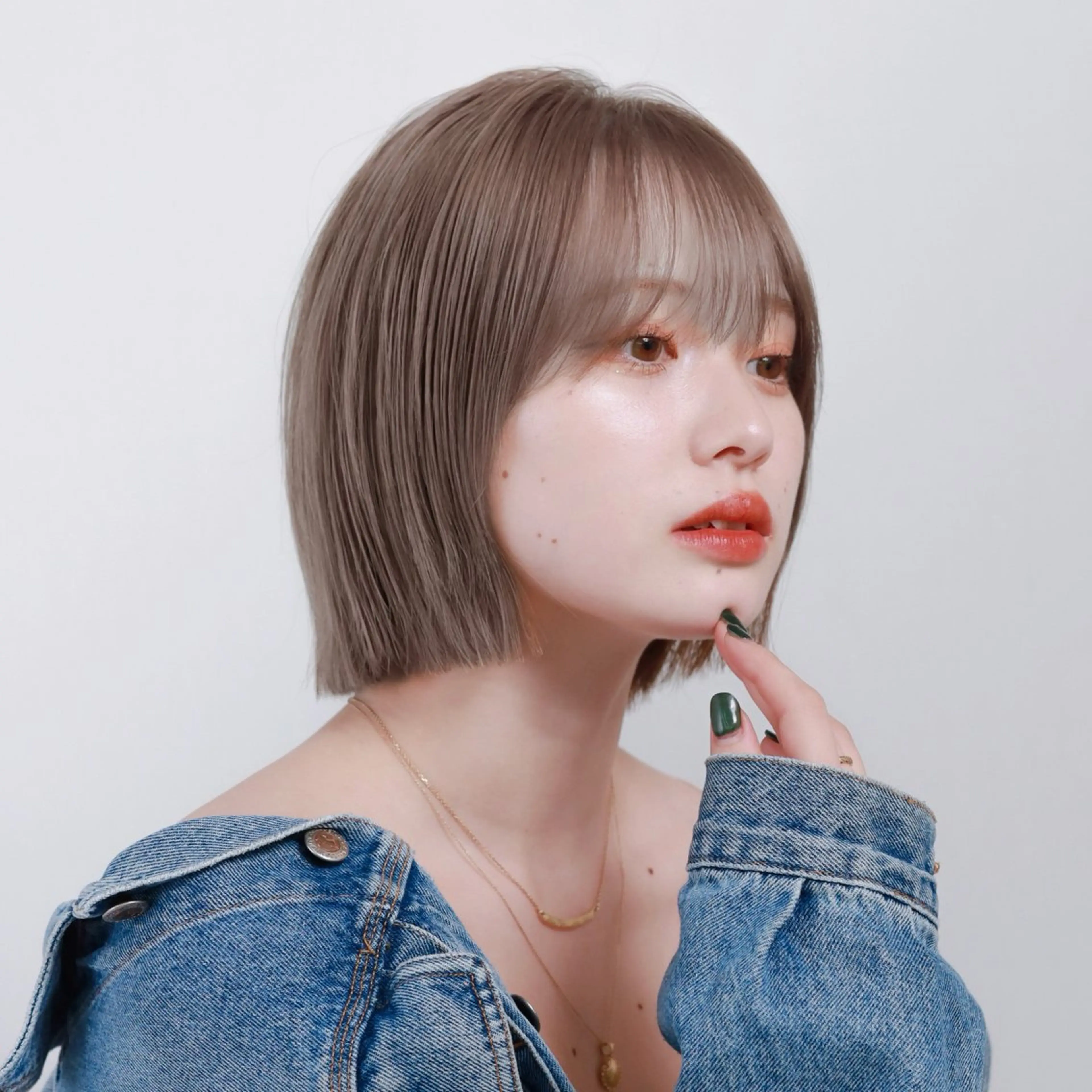 ショート カラー 切りっぱなしボブ ベージュカラー ブリーチ 透明感カラー ハイトーンカラー 顔周り/レイヤー/ 透明感/みっきーのヘアスタイル