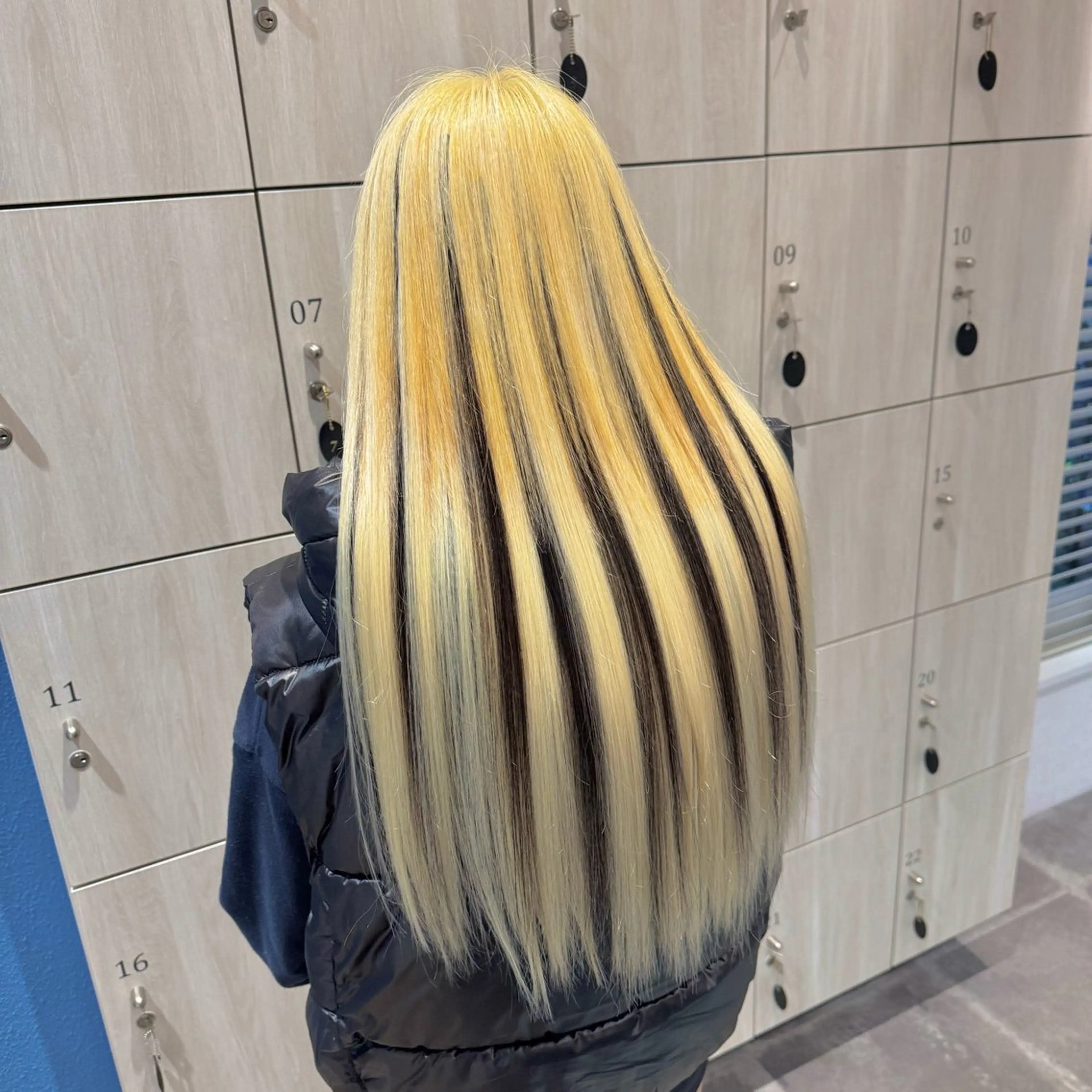 ロング カラー ブリーチ 抜きっぱなしブロンド ブロンド エクステ ヘアカラー トリートメント 伊藤 深月のヘアスタイル