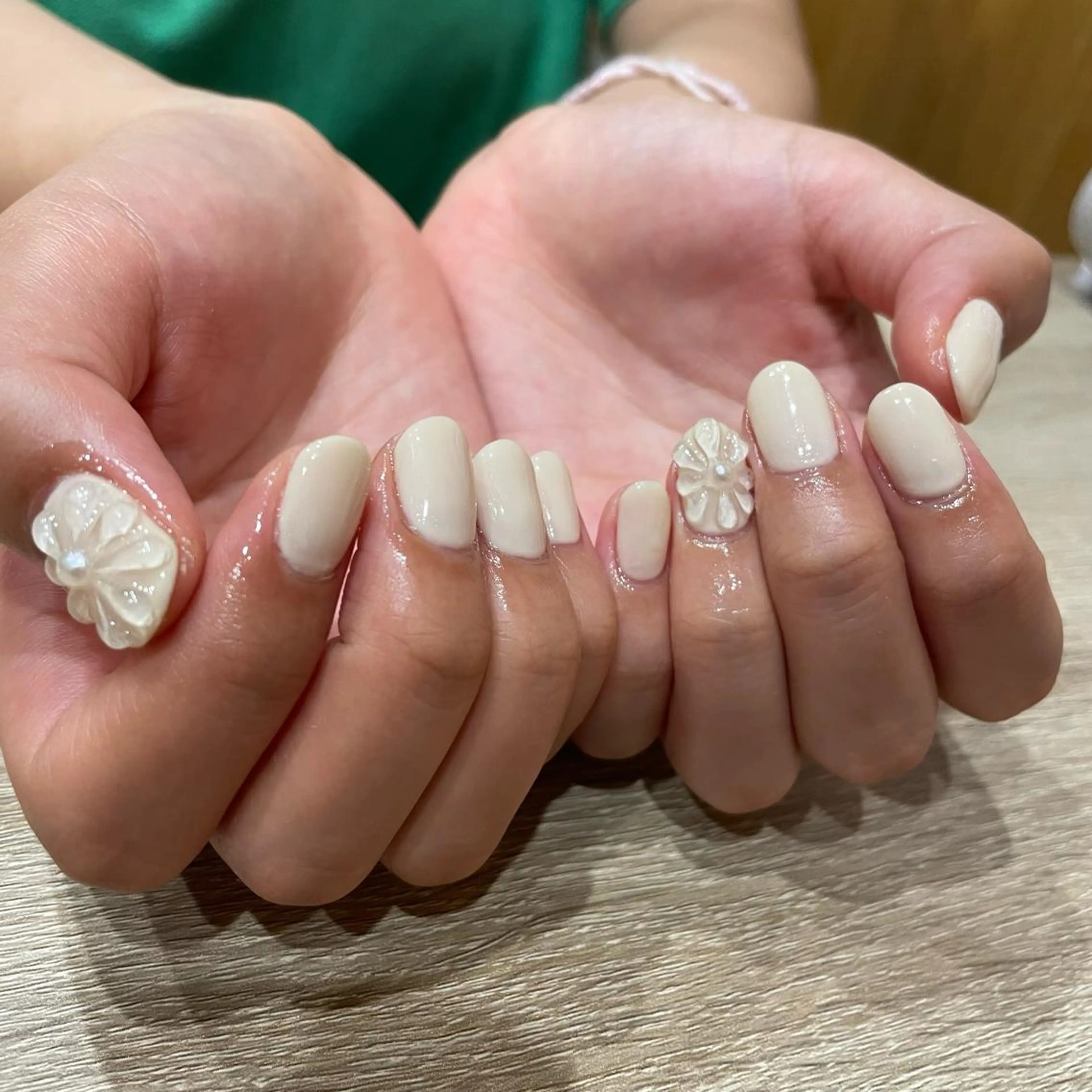 ネイル フラワーネイル ぷっくりネイル ハンドネイル liberté所属・liberté🫧 新小岩のネイルデザイン