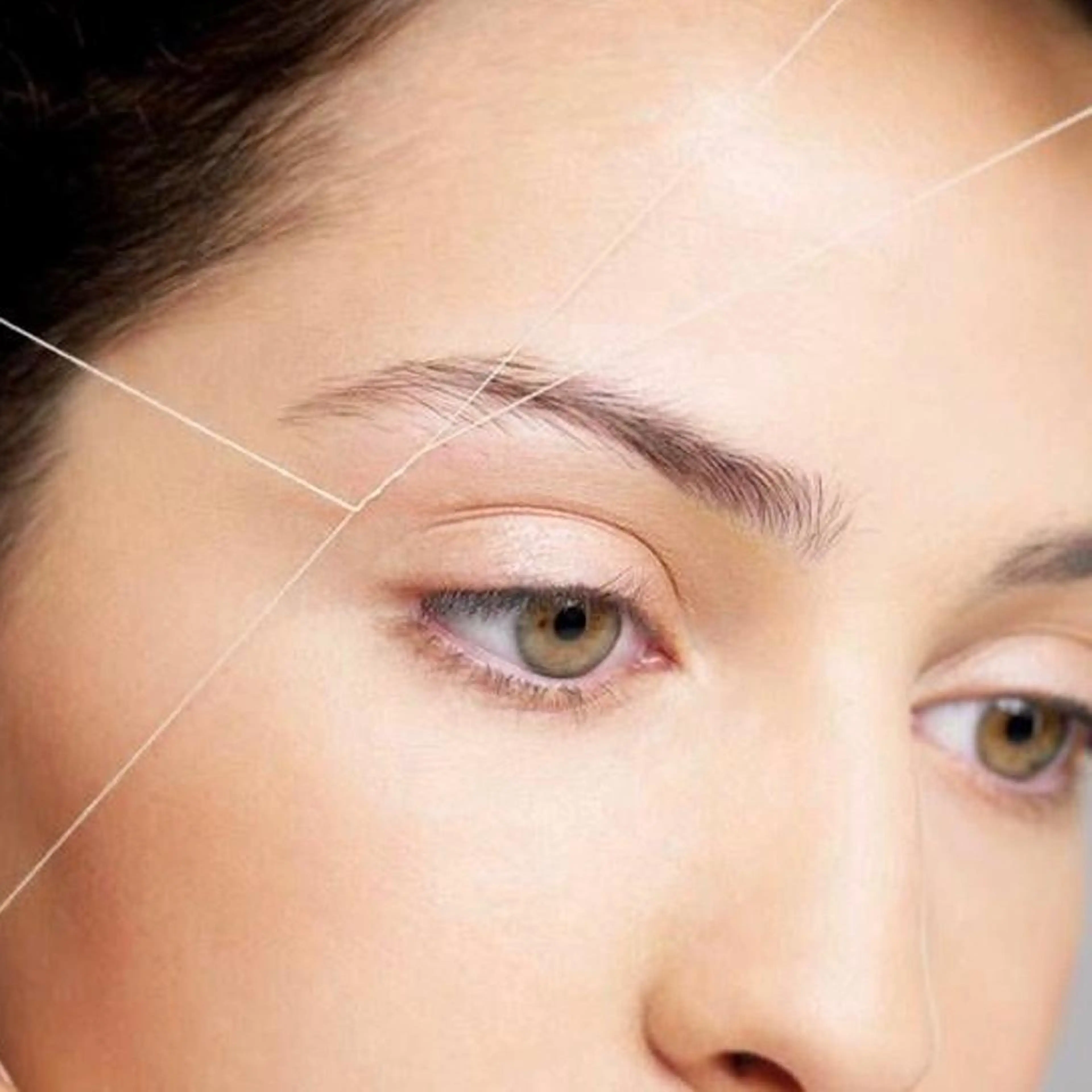 顔の印象は眉毛で変わる！！アイブロウスレッディング（糸脱毛）の写真