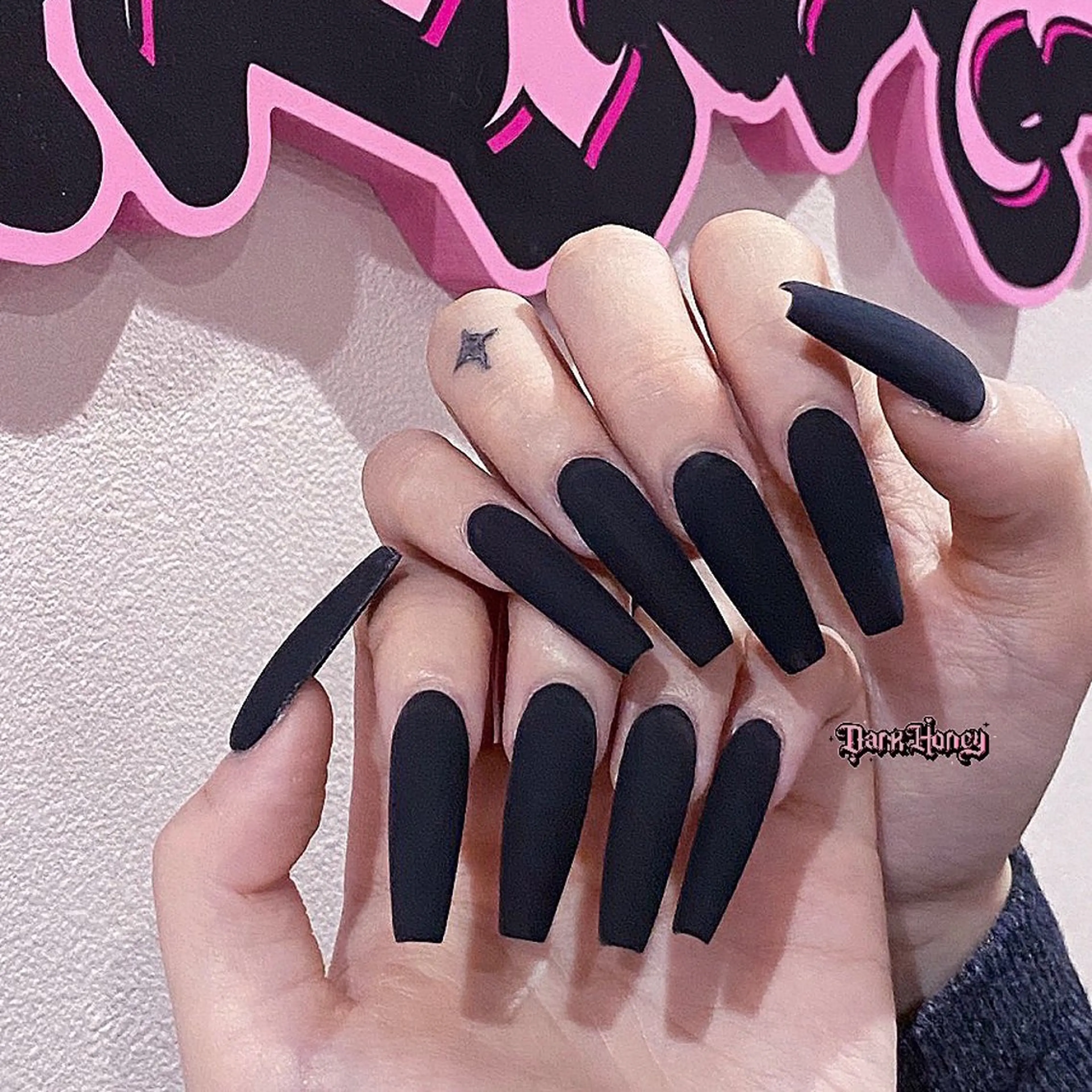 ネイル ハンドネイル Dark honey スカルプ専門原宿店のネイルデザイン