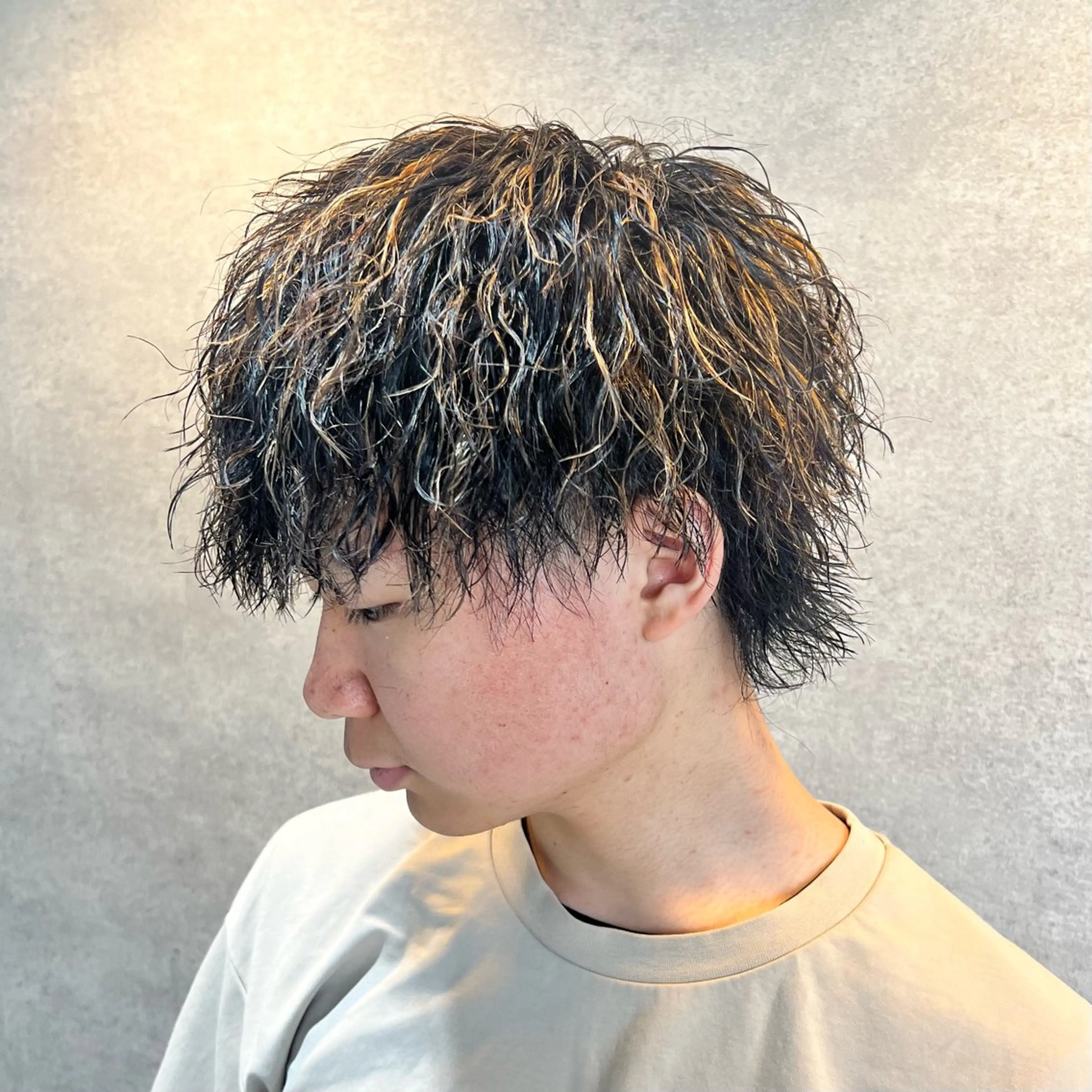ショート カラー パーマ ヘアアレンジ メンズ センターパート メンズハイライト メンズメッシュ マッシュ メンズパーマ 仕上がり満足度No. 1🔥BLUCK🔥のヘアスタイル