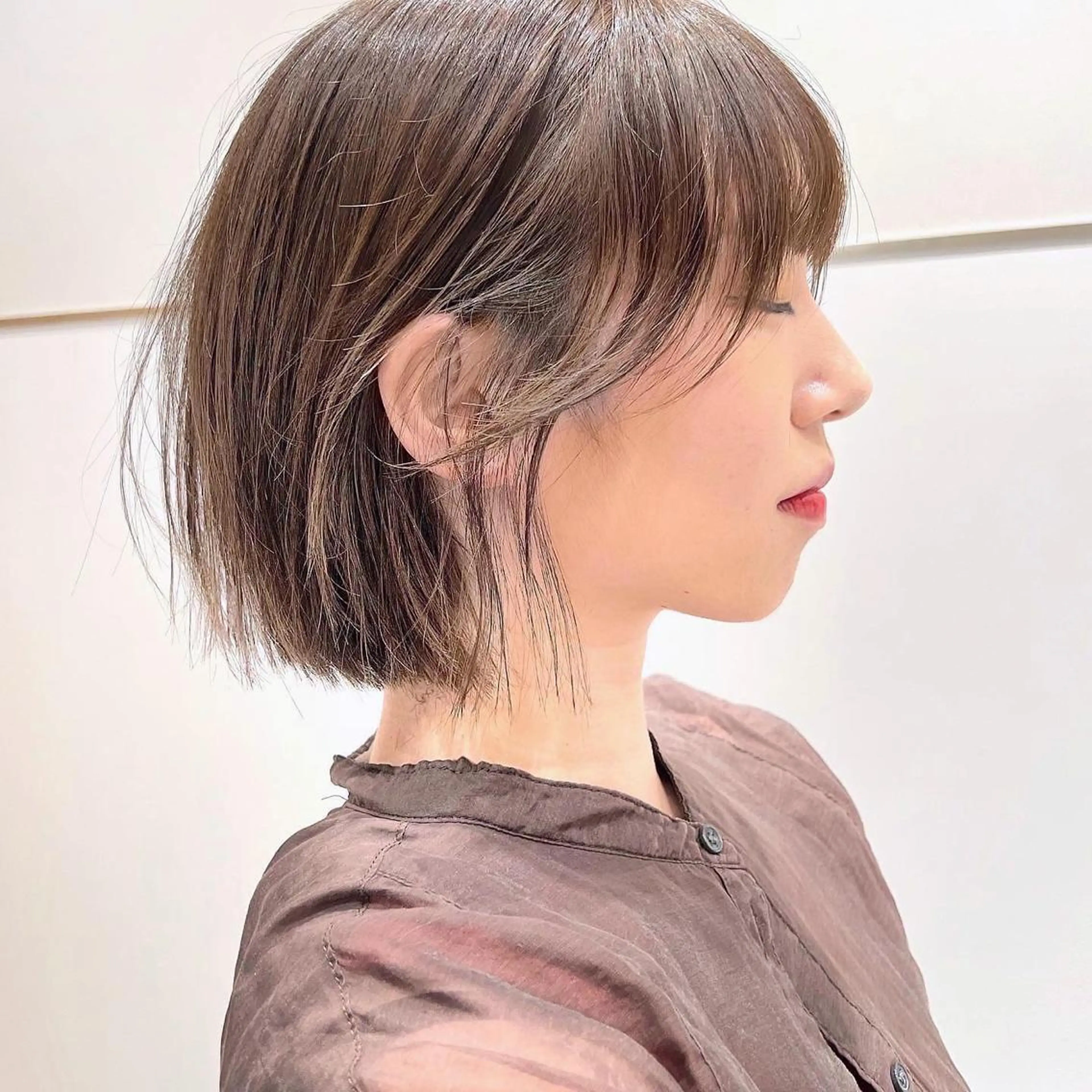 ショート カラー 切りっぱなしボブ 前下がりボブ ベージュカラー ブリーチ グレージュ カット ヘアカラー トリートメント レイヤー専門家 ダブルカラー修のヘアスタイル