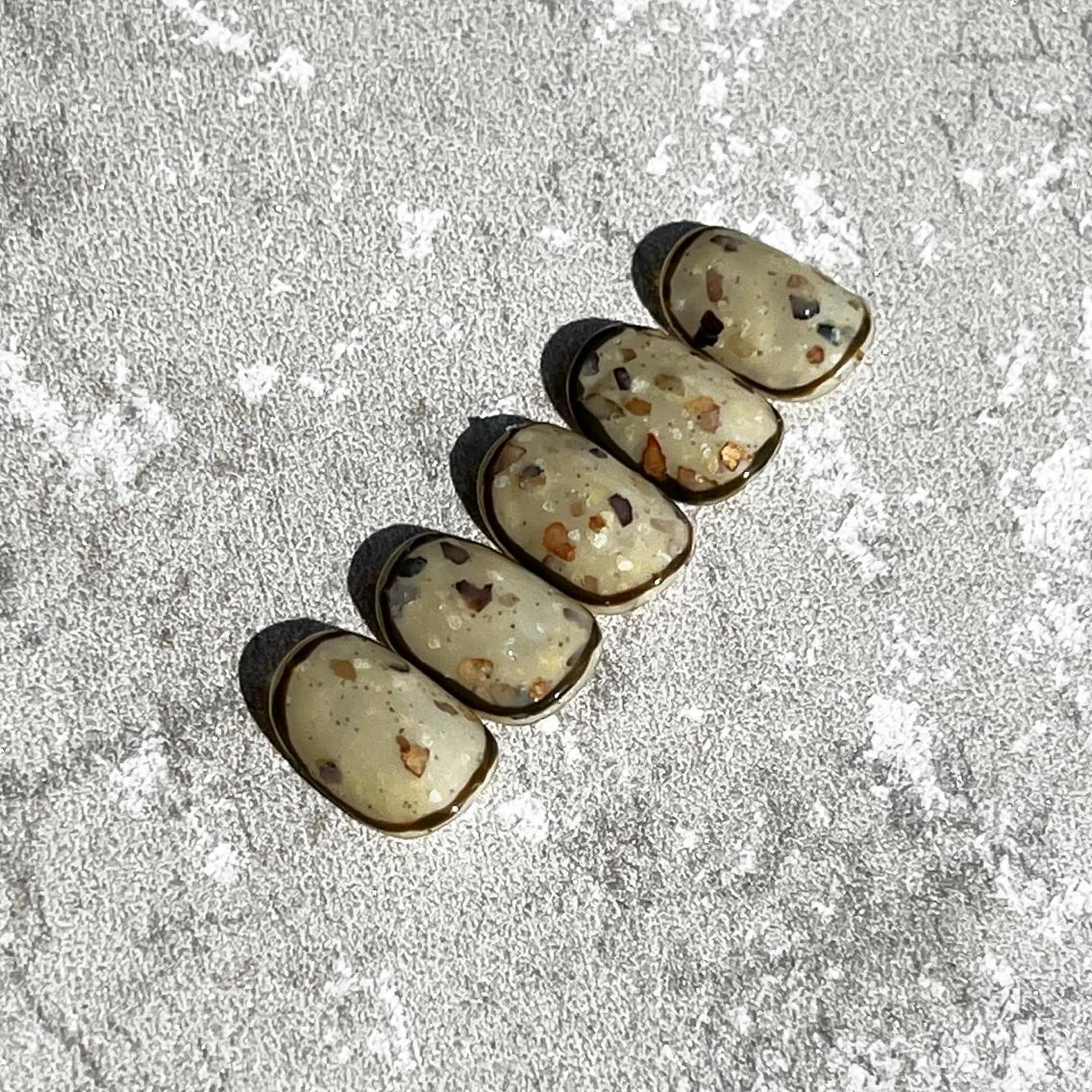 ショート ネイル ジェルネイル ストーンネイル nailroom leaのネイルデザイン