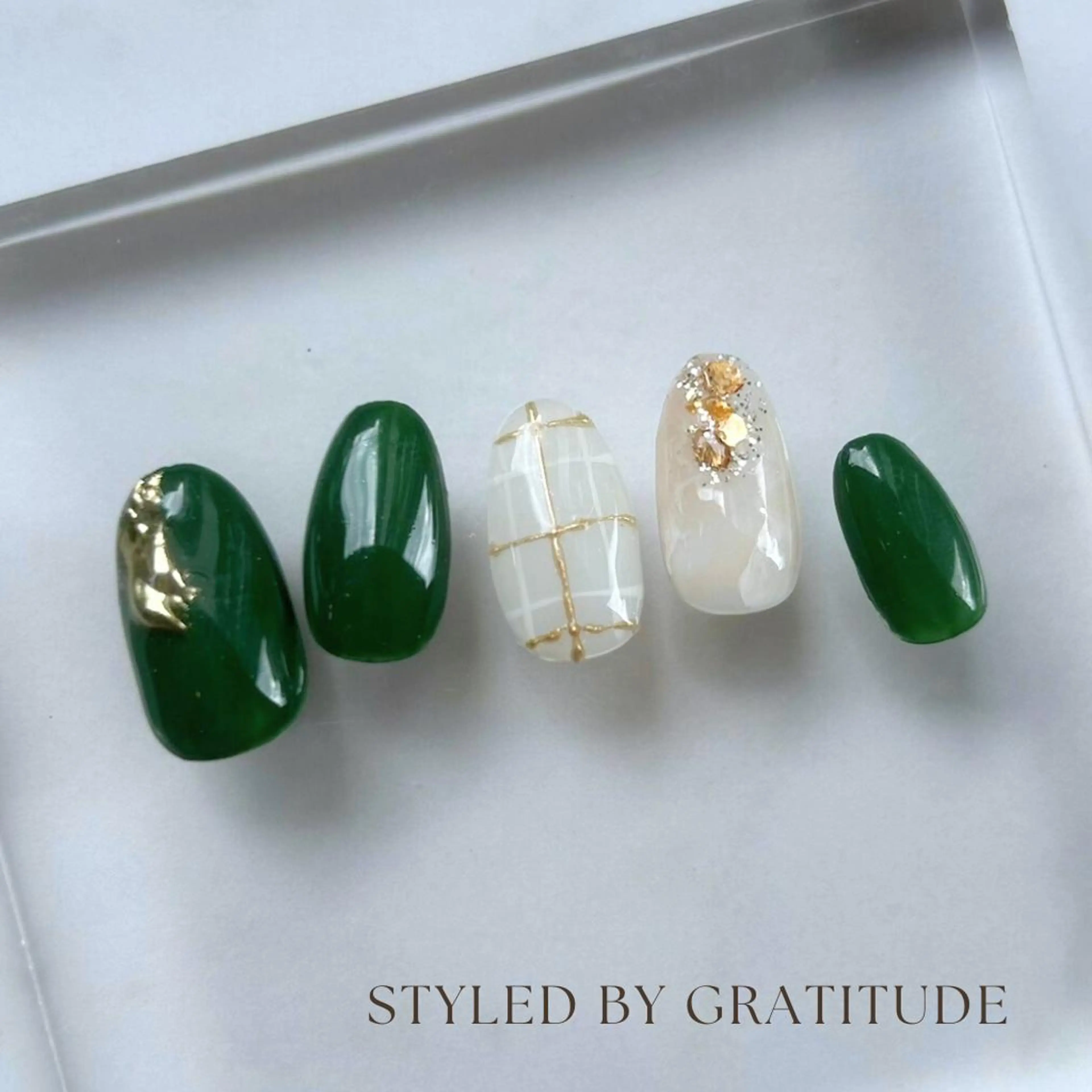 ネイル ゴールド グリーン ラメ(グリッター) 冬ネイル クリスマス ハンドネイル gratitude 牧田のネイルデザイン